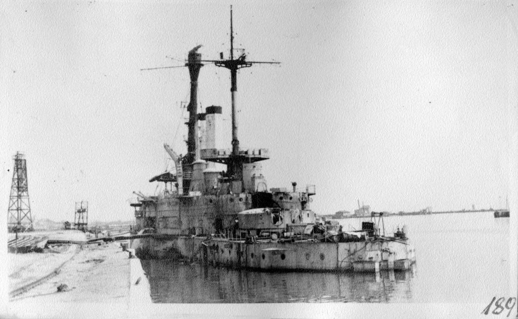 &bdquo;Schleswig-Holstein&rdquo; przy nabrzeżu (kwiecień 1945 r.); sygn. APG O/Gdynia 3-189 . Źr&oacute;dło: www.gdansk.ap.gov.pl