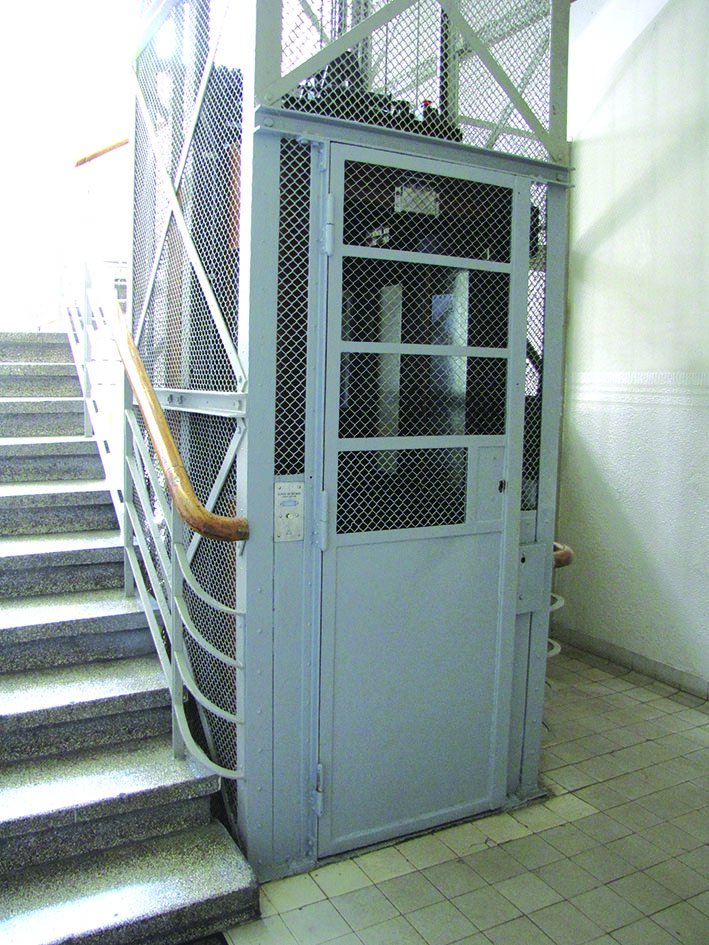 Winda w kamienicy przy ul. Świętojańskiej 53, wejście 