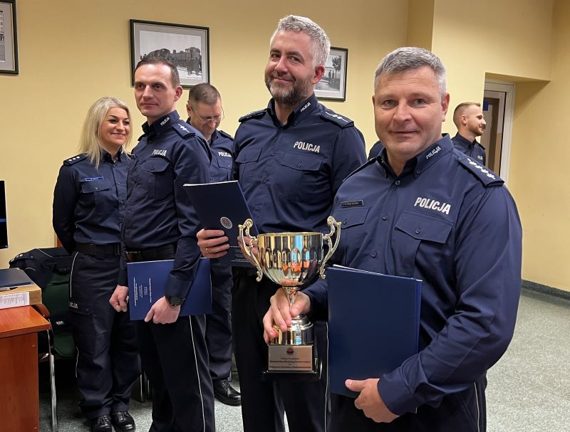 grupa os&oacute;b z dyplomami