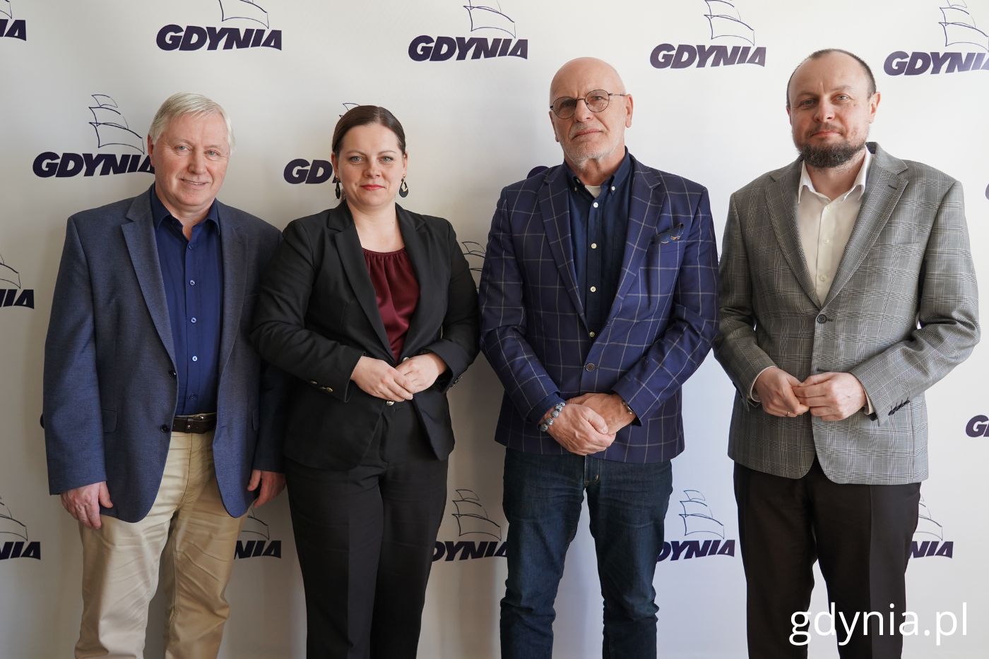 Kapituła alei Żeglarstwa Polskiego po kwietniowym posiedzeniu. Od lewej: Bogusław Witkowski &ndash; członek kapituły, wiceprezes Polskiego Związku Żeglarskiego i prezes Pomorskiego Związku Żeglarskiego, prezydent Gdyni Aleksandra Kosiorek, Jarosław Kukliński &ndash; członek kapituły, przewodniczący komisji rewizyjnej Polskiego Związku Żeglarskiego i wiceprezes Pomorskiego Związku Żeglarskiego oraz Mariusz Bzdęga &ndash; członek kapituły i dyrektor zarządzający ds. kultury i aktywności mieszkańc&oacute;w (fot. Magdalena Starnawska)