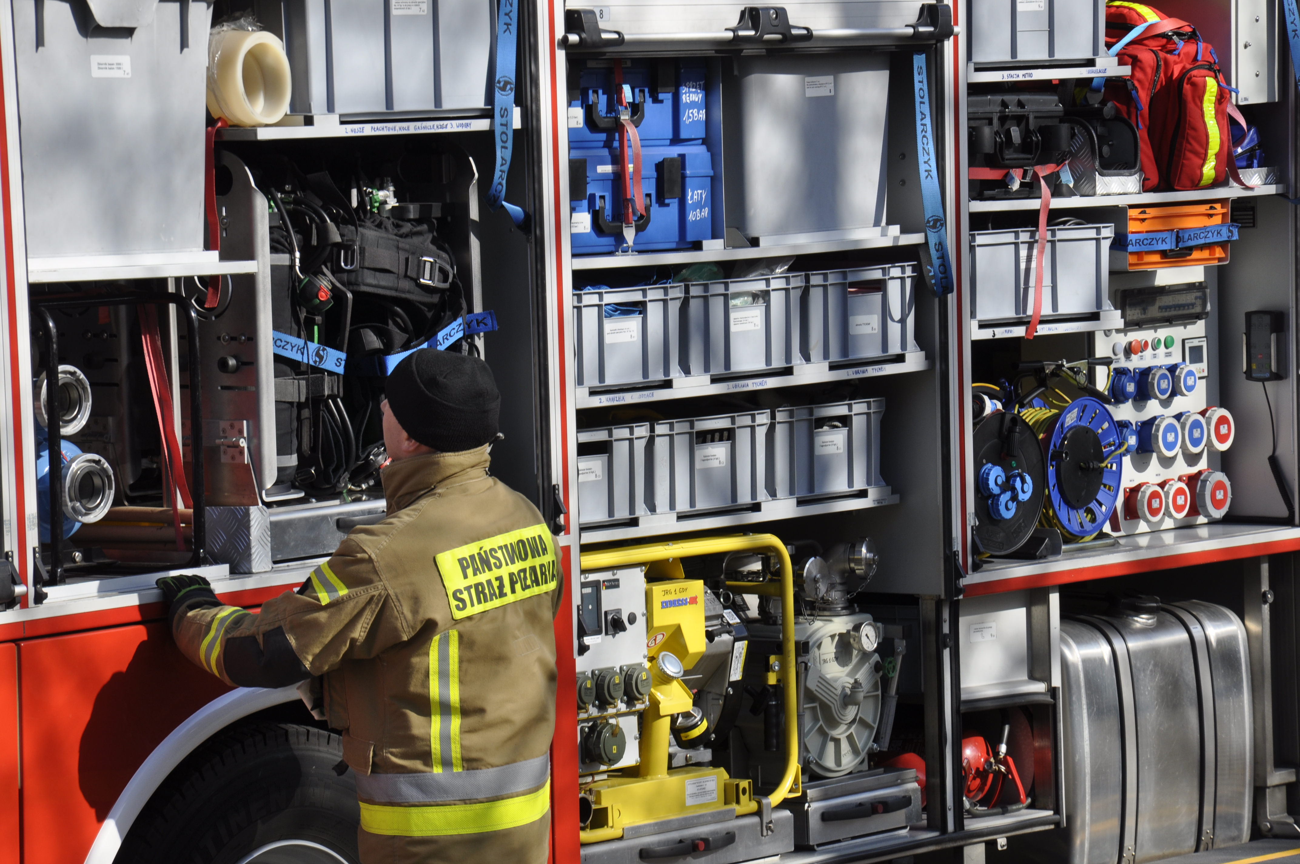 Straż Pożarna przy montażu mobilnej izby przyjęć w UCMMiT w Gdyni, fot. Magda Śliżewska