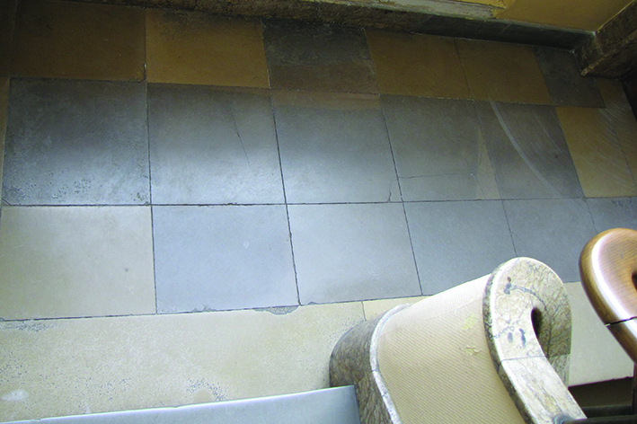 Posadzka na klatce schodowej w budynku przy ul. Abrahama 37. Płyty z wapienia mikrytowego, podstopnice i cokoły schod&oacute;w z okładziny marmurowej, prawdopodobnie importowanej