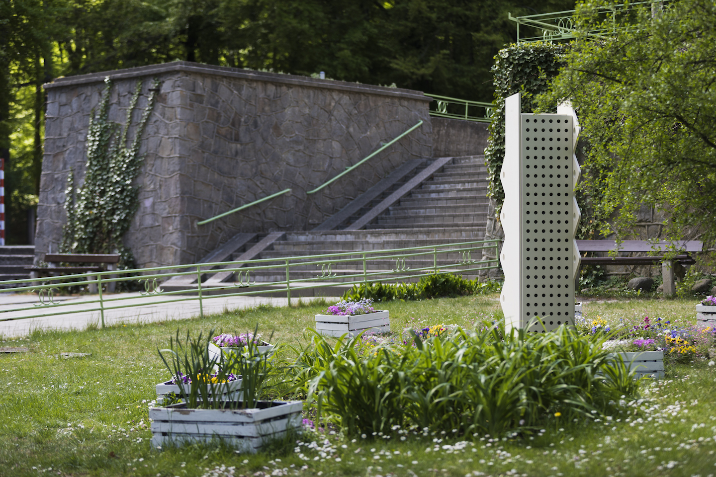 Hotel dla owad&oacute;w, kt&oacute;ry uczniowie wzbogacili o kwiaty w sąsiedztwie, fot. mat. prasowe Traffic Design