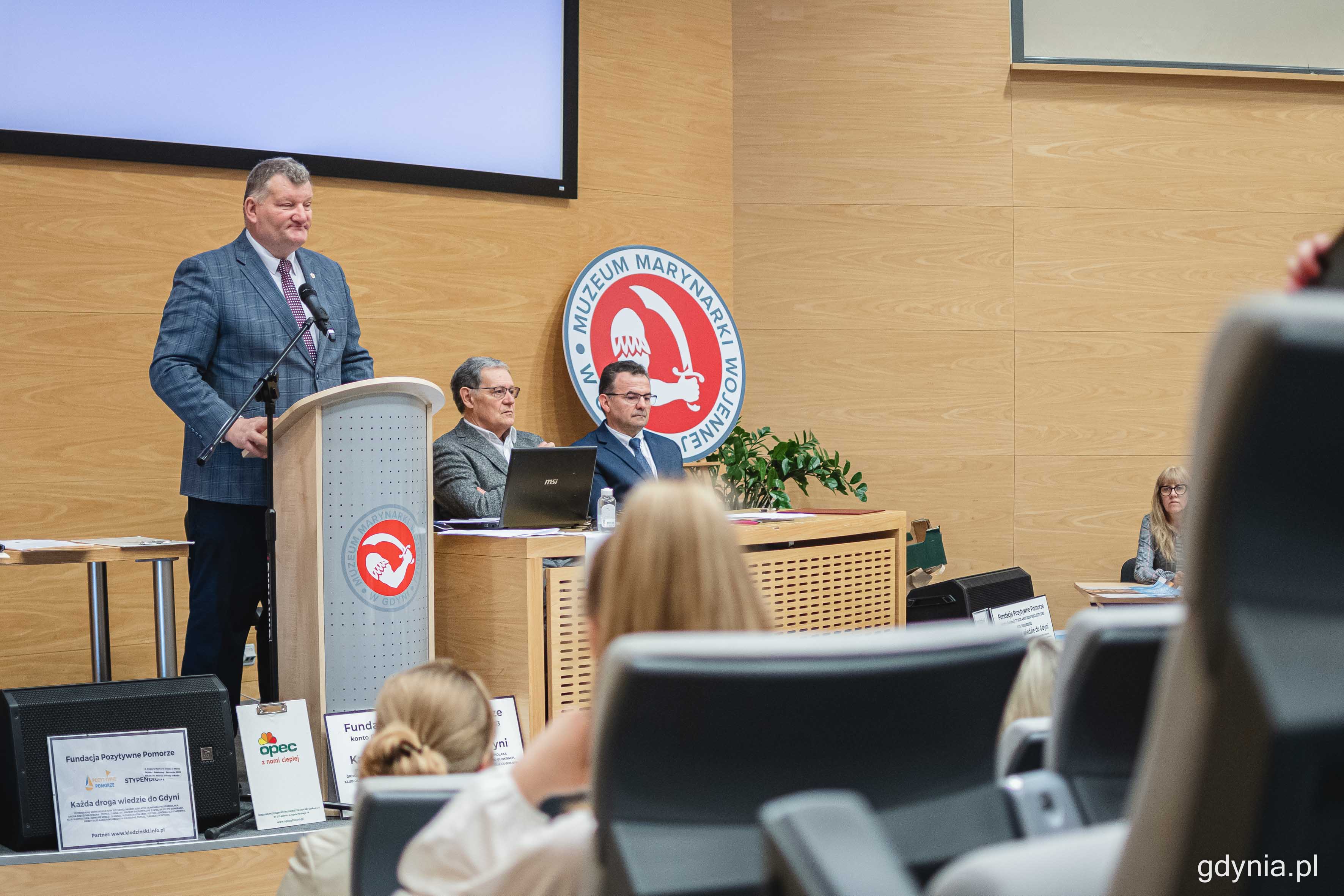 Konkursowe pytania opracował Jarosław Kłodziński - radny miasta Gdyni, członek zarządu Związku Miast i Gmin Morskich (na zdjęciu przy m&oacute;wnicy), fot. Kamil Złoch