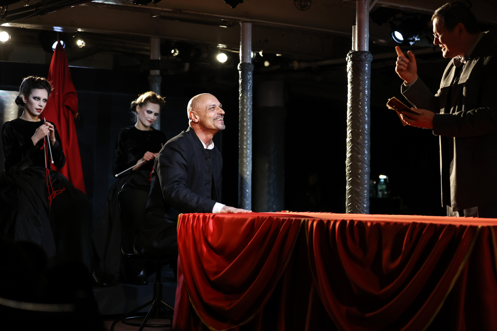 Aktorzy Teatru Miejskiego podczas spektaklu&nbsp;&bdquo;Jądro ciemności&rdquo; Josepha Conrada na Darze Pomorza