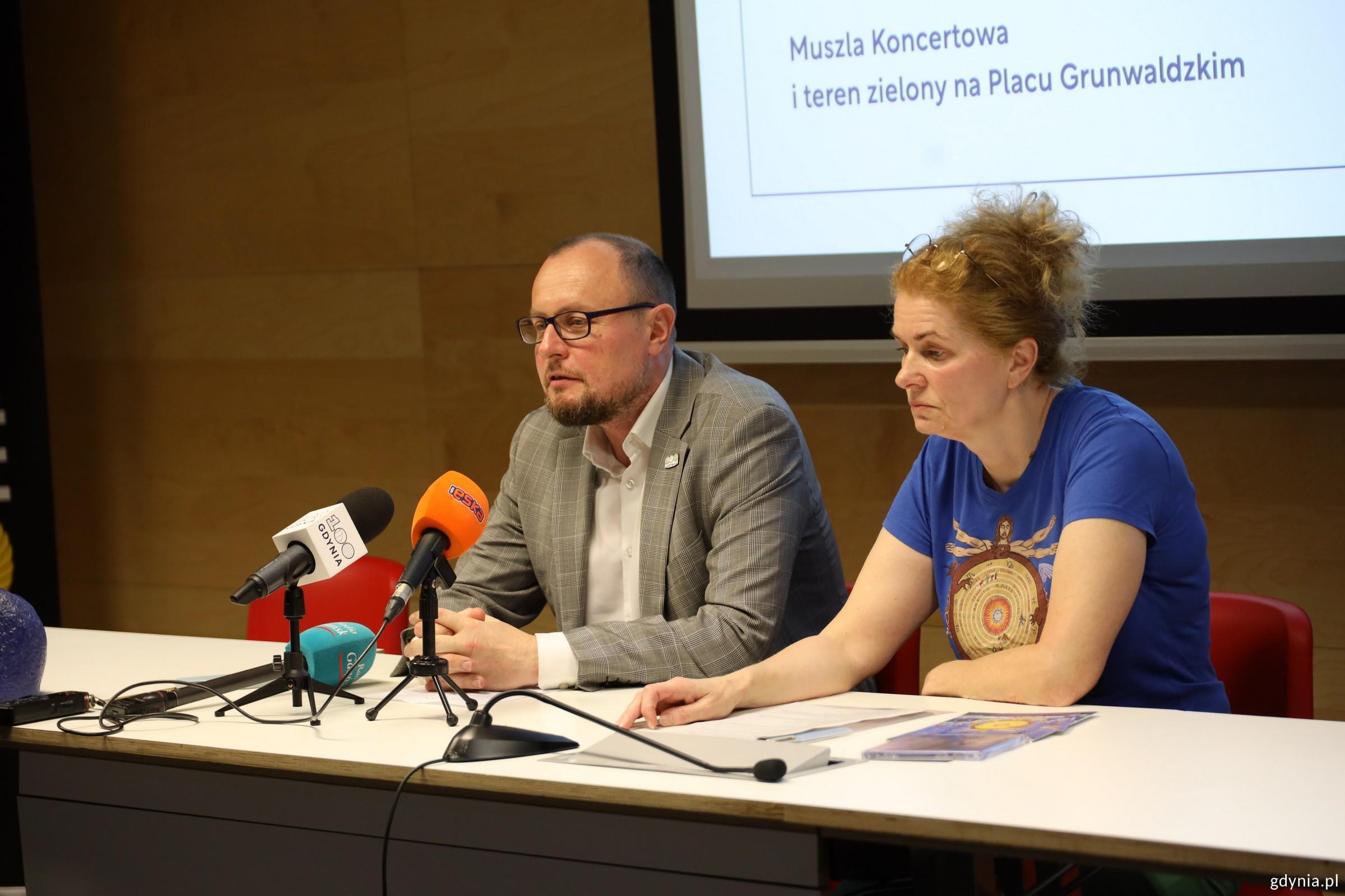 Na zdjęciu podczas konferencji prasowej Urzędu Miasta Gdyni (od lewej): Mariusz Bzdęga, dyrektor zarządzający ds. kultury i aktywności mieszkańc&oacute;w Urzędu Miasta Gdyni i Magda Olszewska z Fundacji Pomysłodalnia