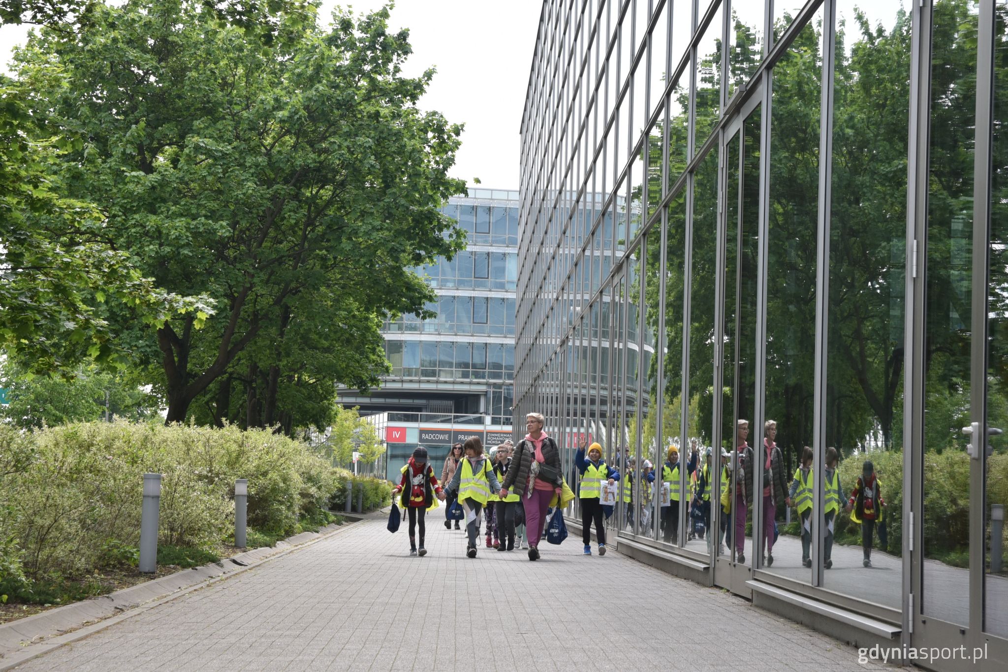 dzieci w drodze obok centrum experyment