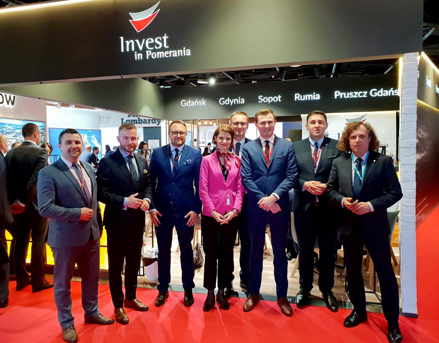 Wiceprezydent Gdyni ds.gospodarki, Katarzyna Gruszecka-Spychała i przedstawiciele pozostałych pomorskich samorząd&oacute;w na terenie wsp&oacute;lnego stanowiska na targach w Cannes, fot. Maja Studzińska