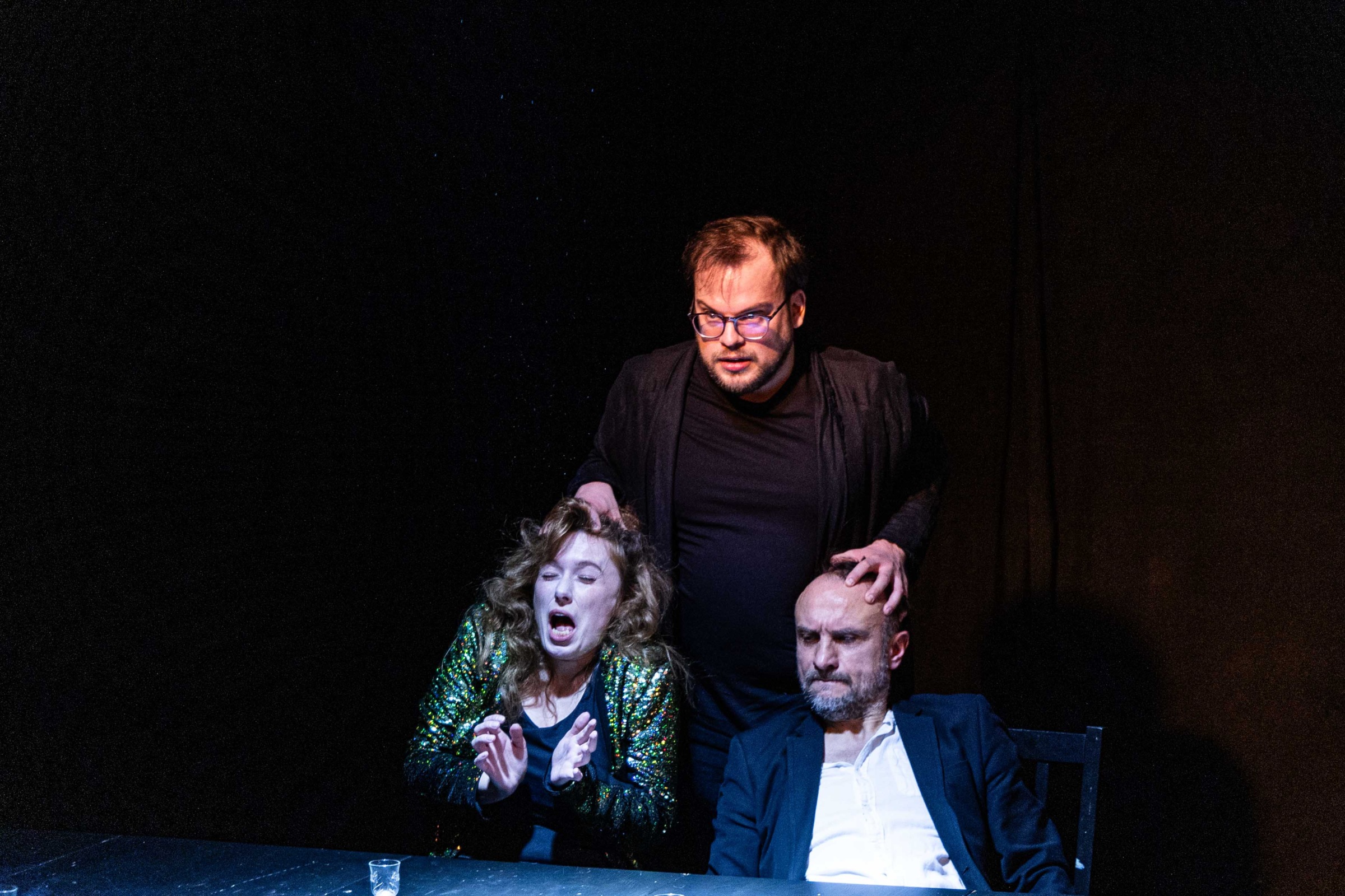 Zdjęcie z jednego z pokaz&oacute;w widowiska &bdquo;Zasmakuj aktora&rdquo;. Scena zbiorowa (fot. Grzegorz Kujawiński)