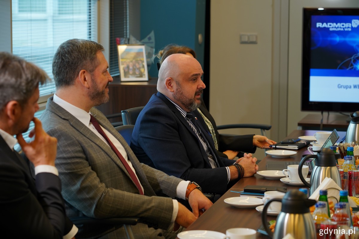 Przy stole siedzą m.in.: Bartłomiej Zając, prezes zarządu Radmor SA i Gracjan Jakubowski, wiceprezes zarządu Radmor SA 
