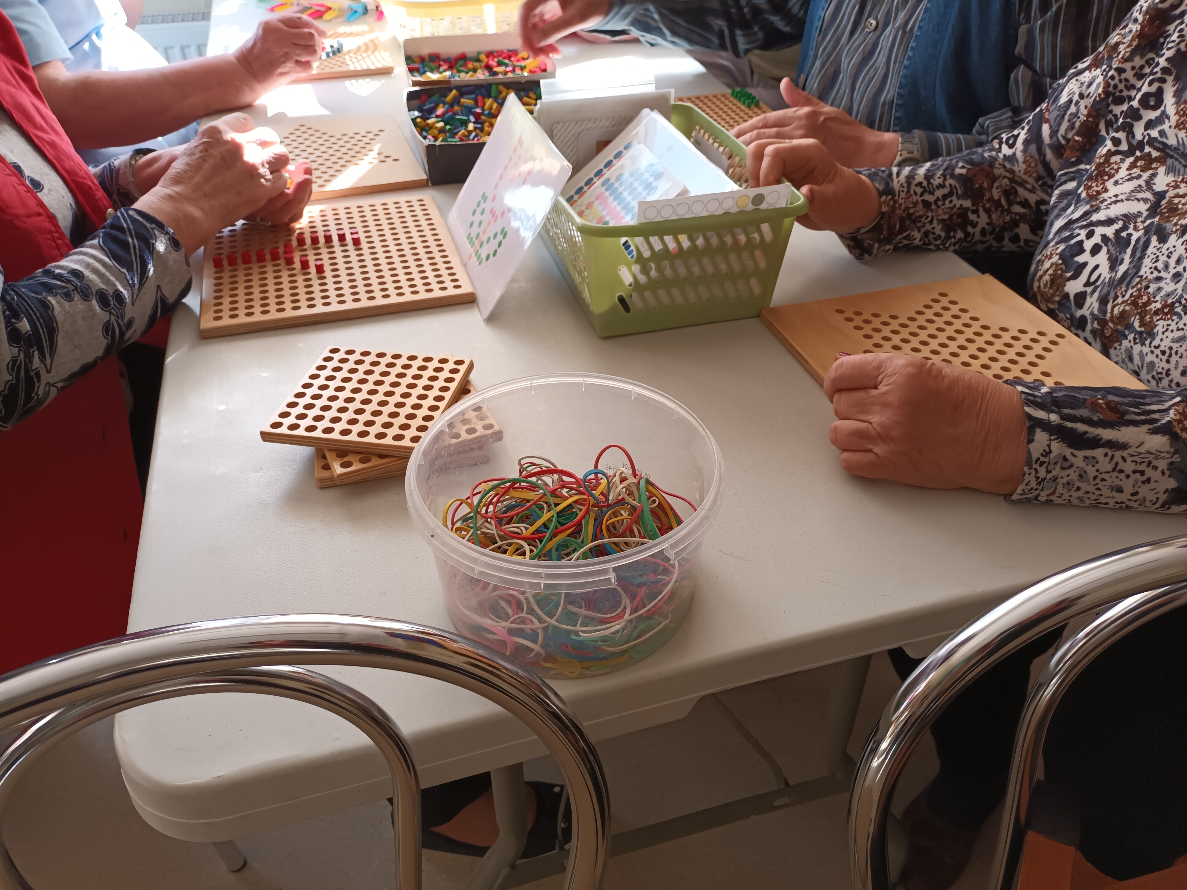 Ręce os&oacute;b podczas układania