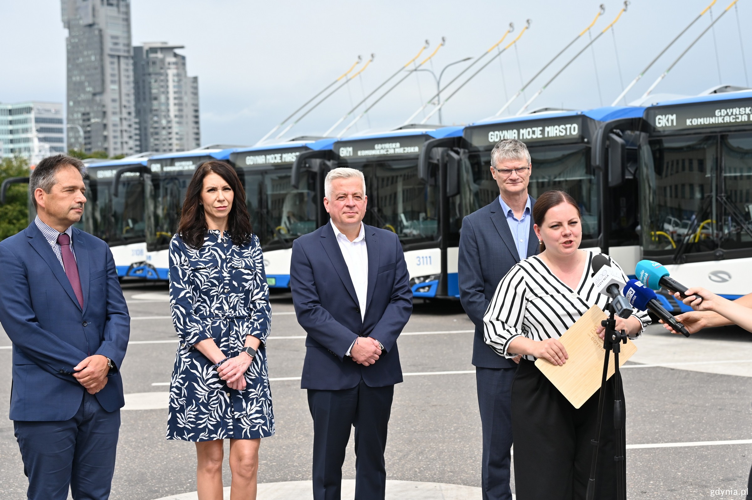  Na zdjęciu: Aleksandra Kosiorek, prezydent Gdyni (przy mikrofonie), Rafał Geremek, wiceprezydent Gdyni, Tomasz Konewka, prezes sp&oacute;łki GKM, Agnieszka Jankowska, wiceprezes sp&oacute;łki GKM i Hubert Kołodziejski, dyrektor ZKM Gdynia