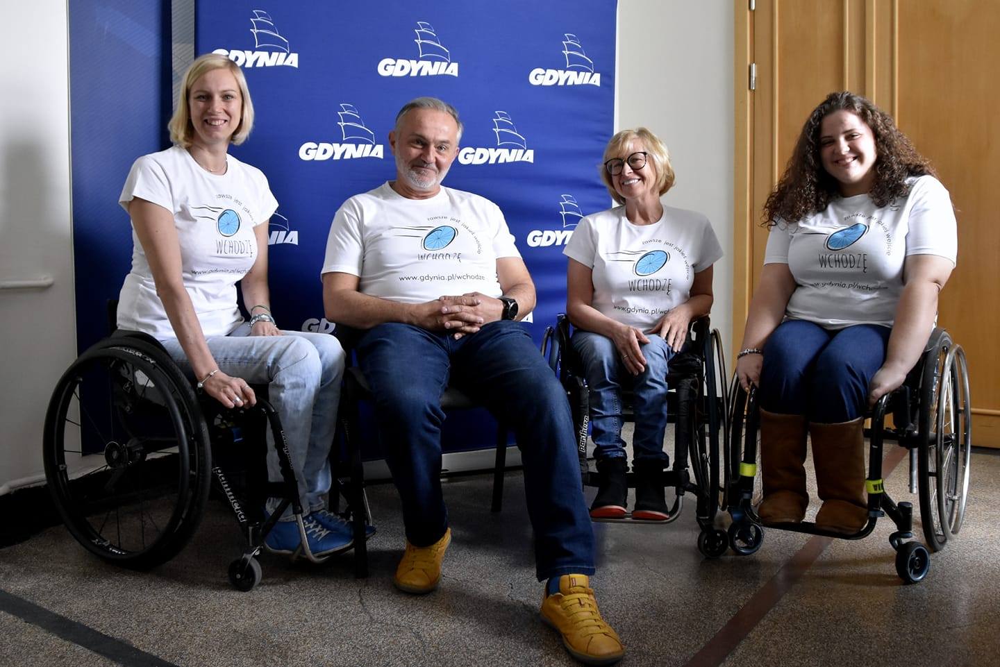 Biuro Pełnomocnika Prezydenta ds. Os&oacute;b z Niepełnosprawnością w Urzędzie Miasta Gdyni. Od lewej: Magdalena Biegańska, Prezydent Gdyni Wojciech Szczurek, Beata Wachowiak-Zwara, Pełnomocnik Prezydenta Miasta Gdyni ds. Os&oacute;b z Niepełnosprawnością, Marta Czachor. Źr&oacute;dło: Archiwum Urzędu Miasta Gdyni