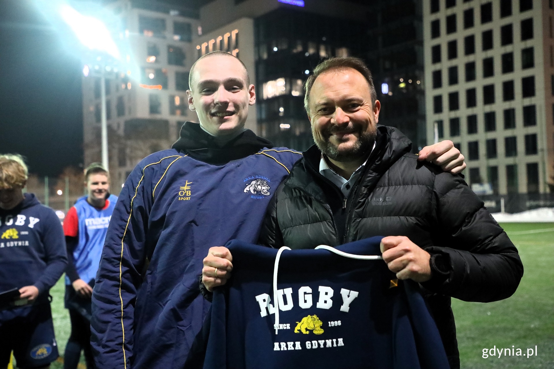 Wiceprezydent Marek Łucyk wraz z jednym z brązowych medalist&oacute;w 