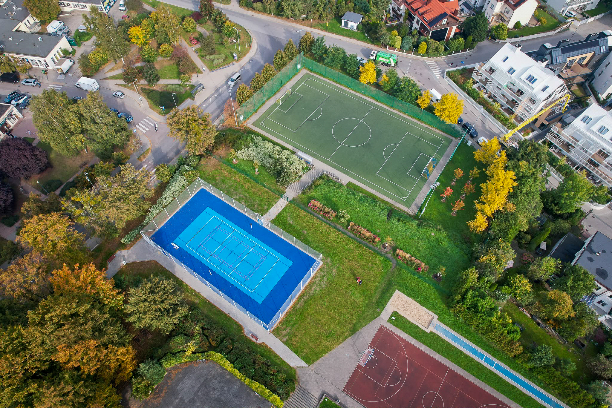 Nowy obiekt wkomponował się w przestrzeń dotychczasowych obiekt&oacute;w przyszkolnych 