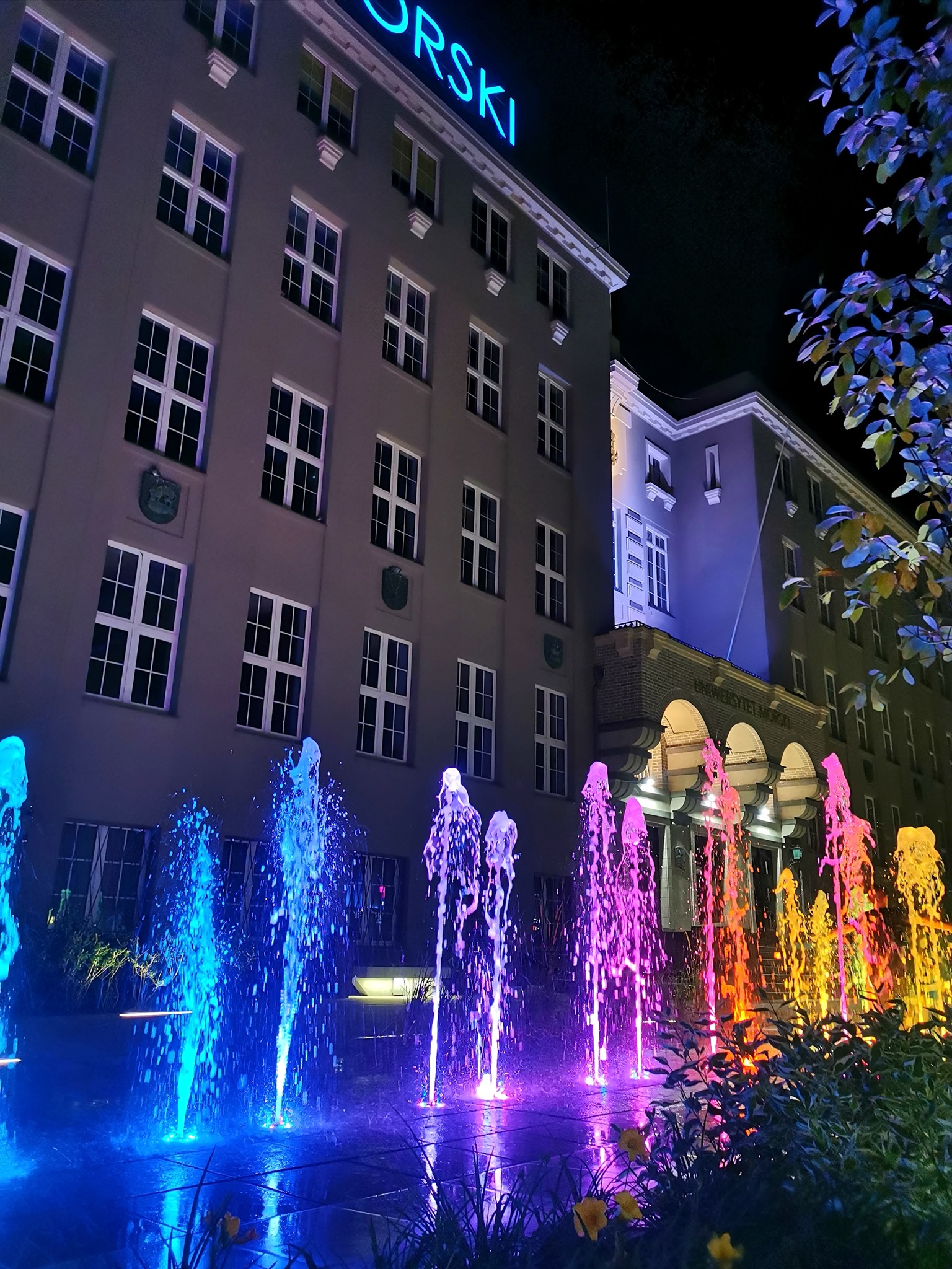 Fontanna przed gmachem Uniwersytetu Morskiego w Gdyni. Fot. Monika Kozioł / Gdynia w obiektywie