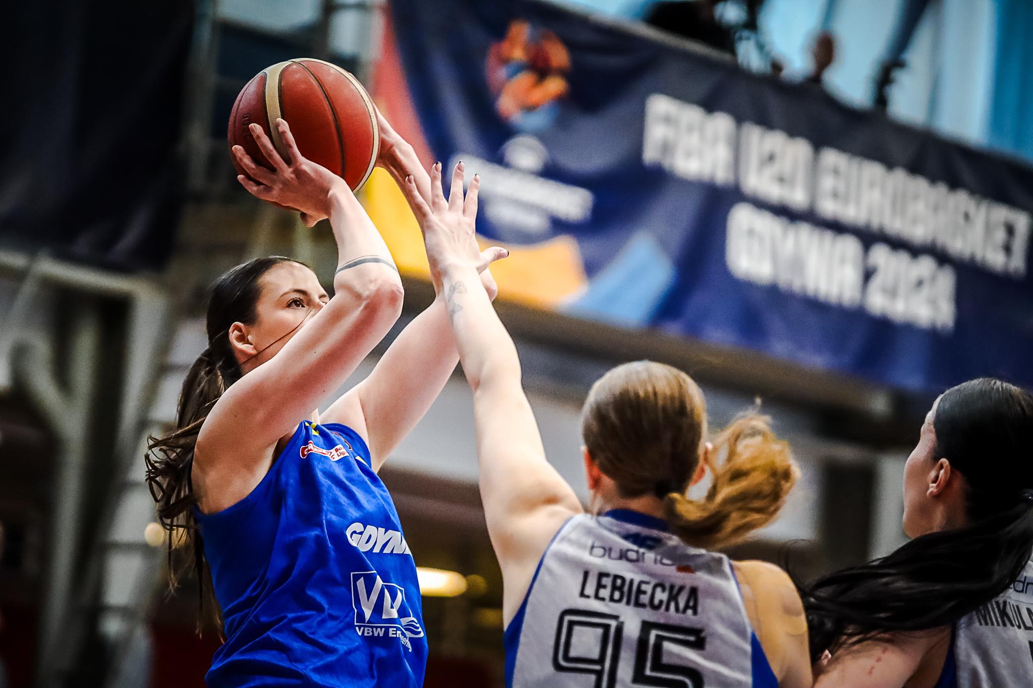 zawodniczka podczas rzutu