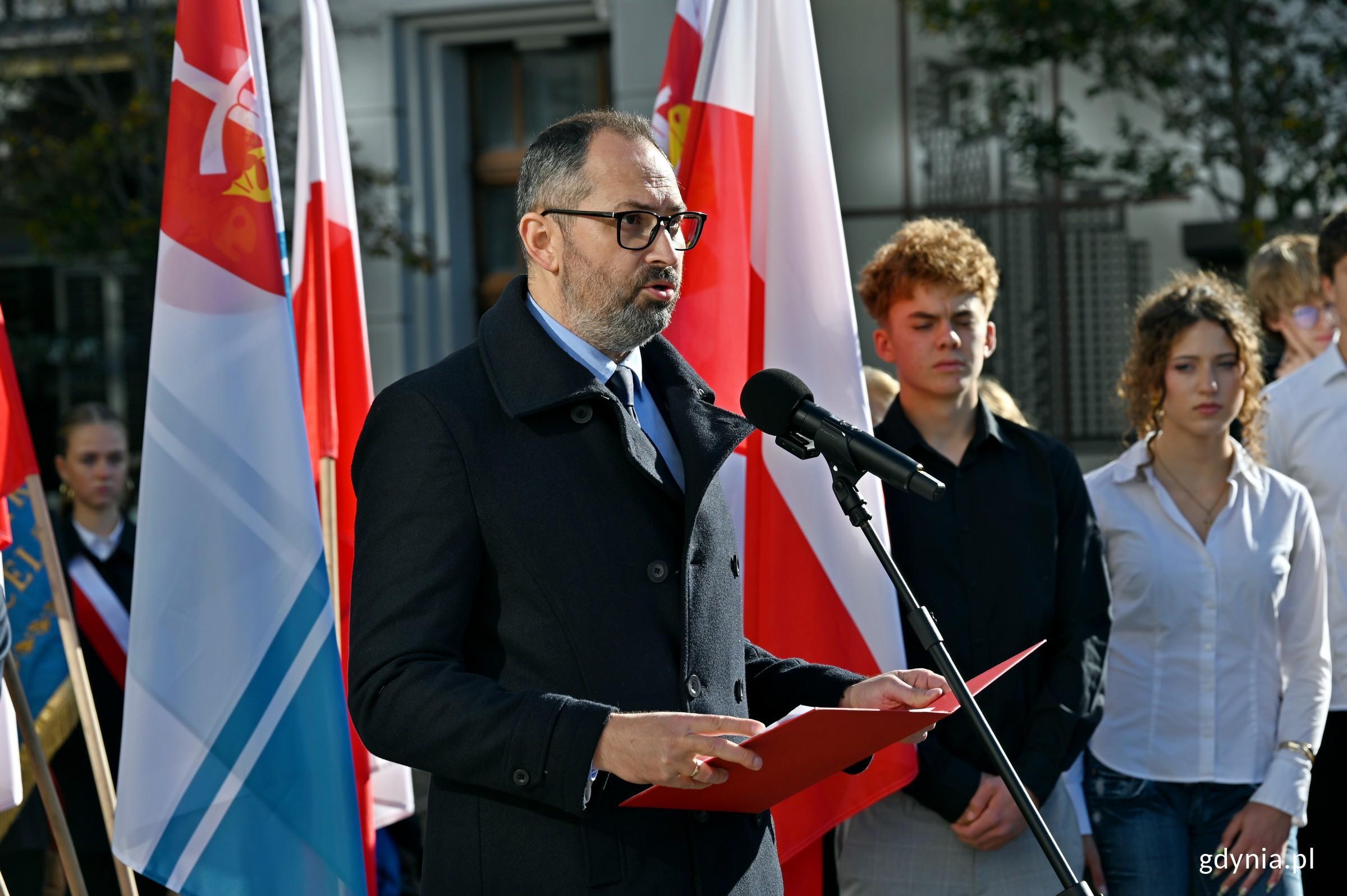 Tomasz Szturo &ndash; doradca społeczny prezydenta RP odczytujący list od Karola Nawrockiego podczas uroczystości z okazji 87. rocznicy pierwszych wysiedleń Gdynian (fot. Magdalena Czernek)