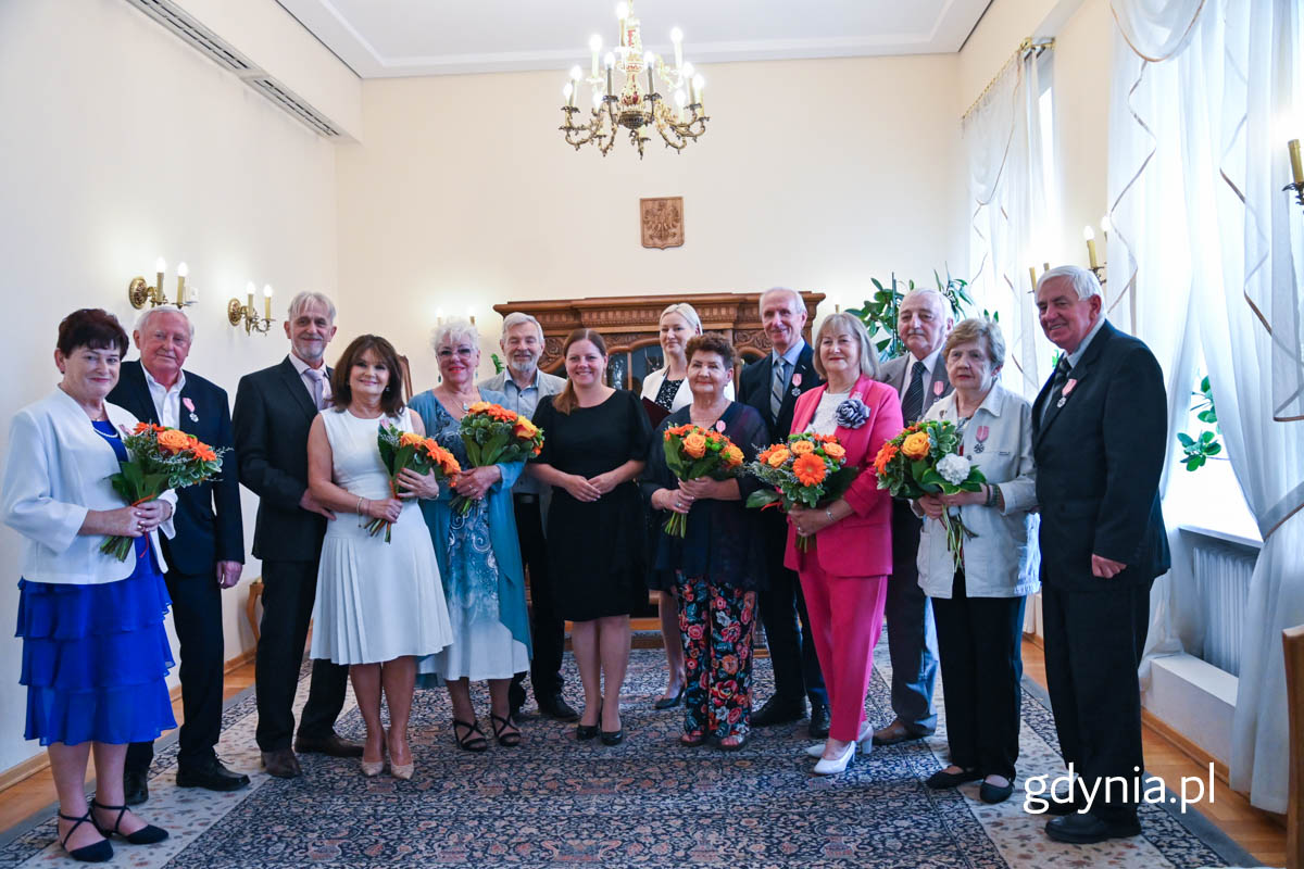 Jubilaci z godz. 14:00&nbsp;z prezydent Gdyni Aleksandrą Kosiorek oraz Agatą Lipińską z-cą kierownika Referatu ds. Rejestracji Małżeństw USC Gdynia (fot. Sławomir Okoń)