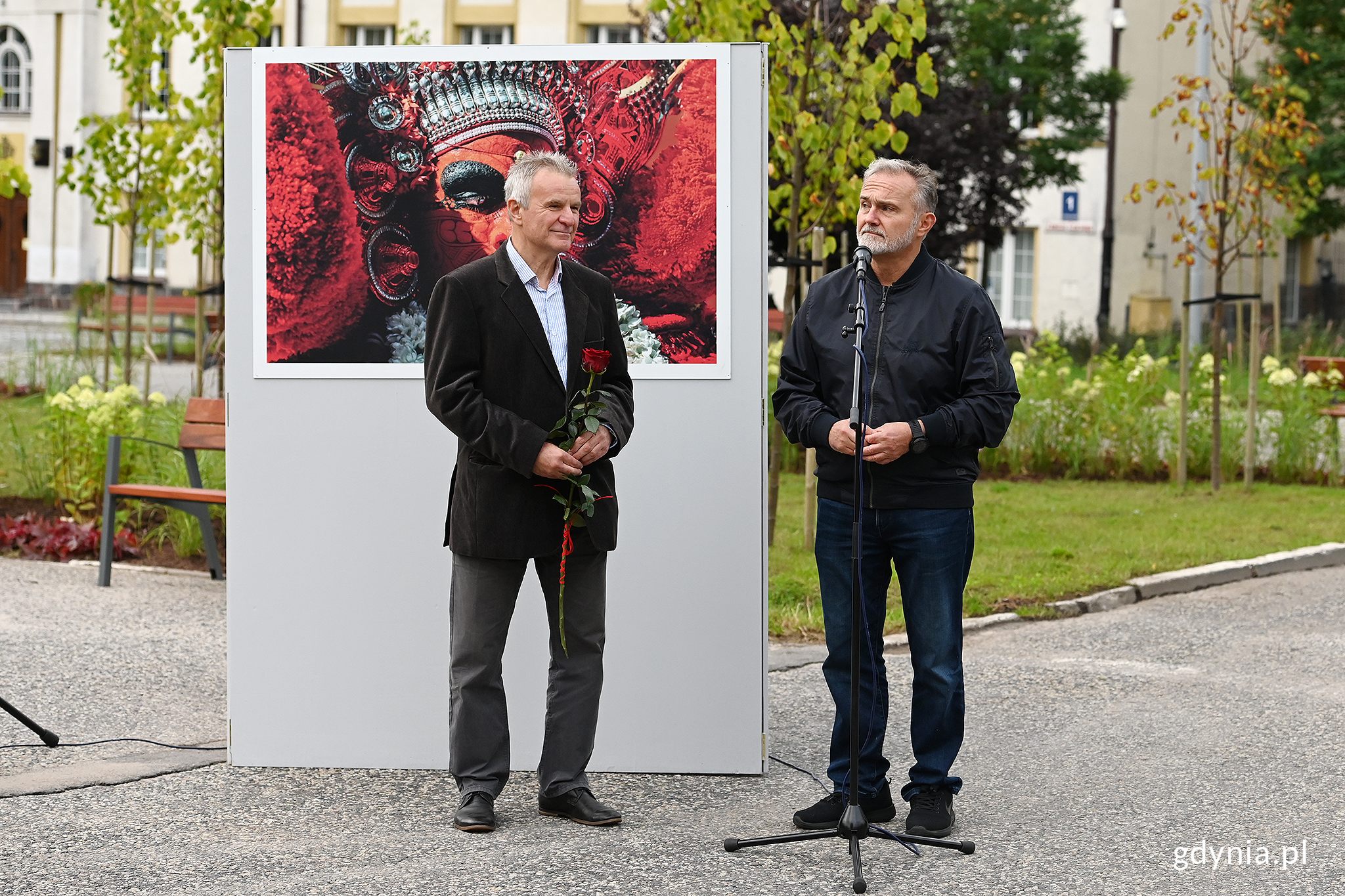 Autor zdjęć Andrzej Zi&oacute;łkowski oraz prezydent Gdyni Wojciech Szczurek // fot. Michał Puszczewicz