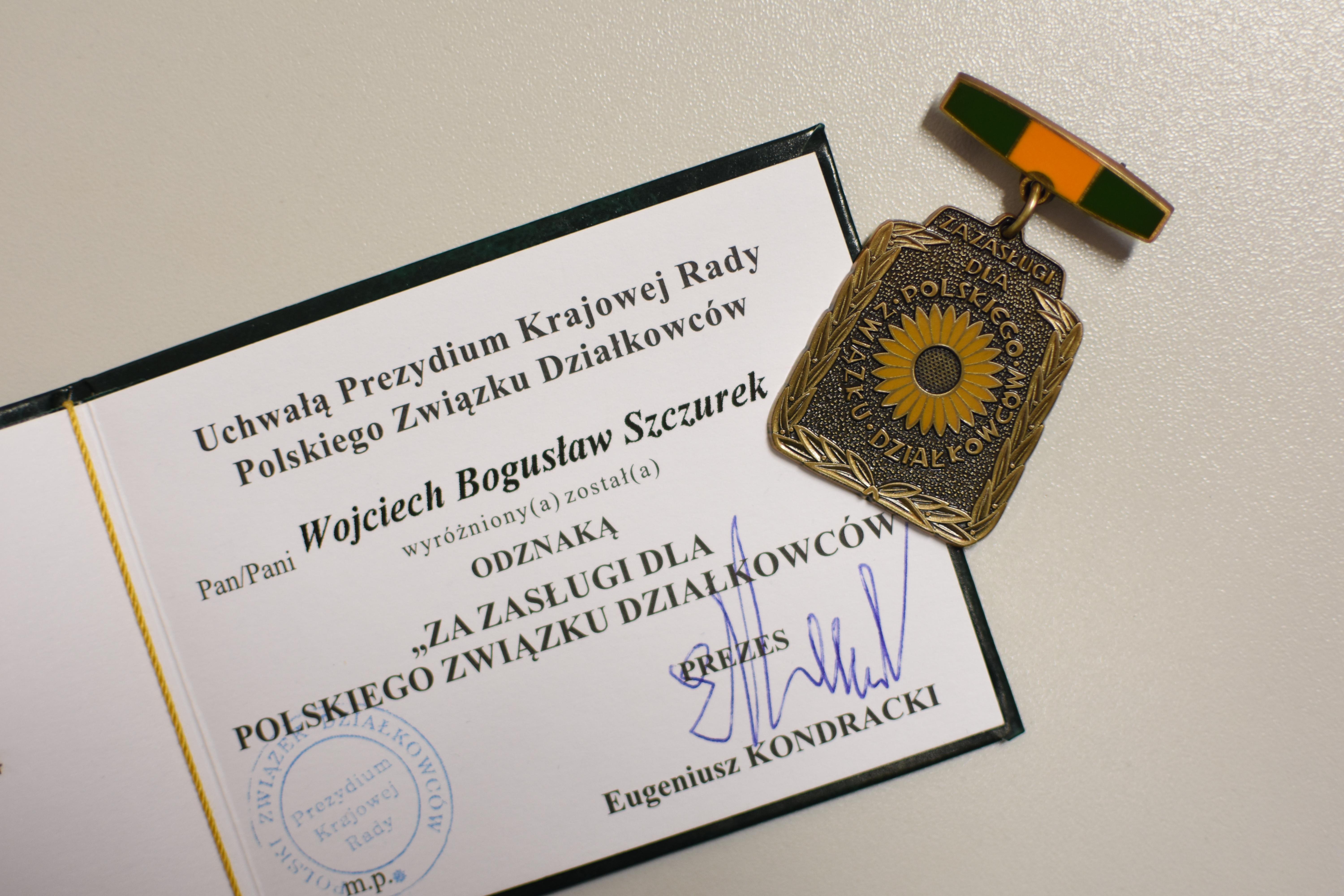 Odznaczenie &bdquo;Za zasługi dla Polskiego Związku Działkowc&oacute;w&rdquo; przyznane Prezydentowi Wojciechowi Szczurkowi 