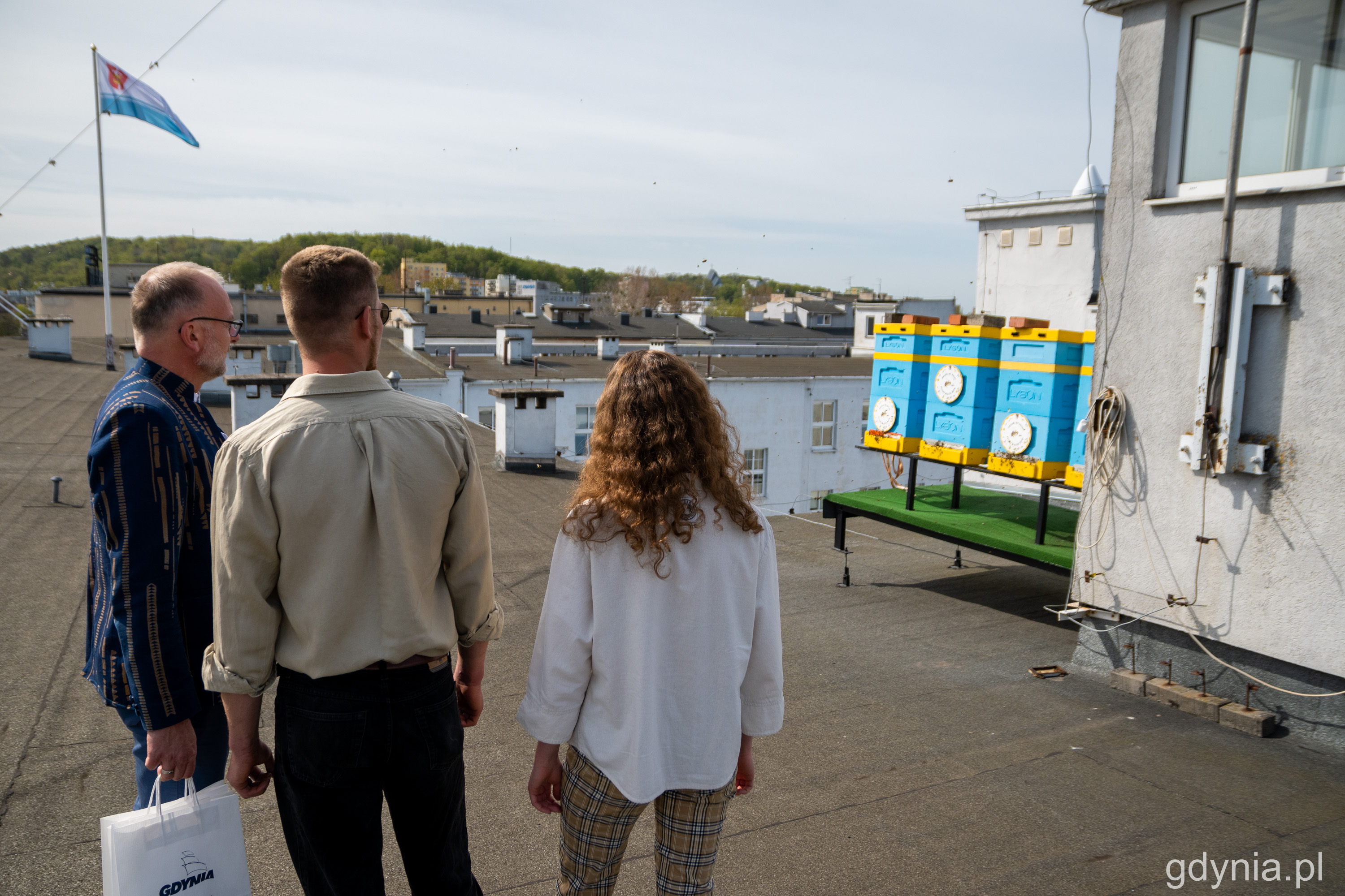 Wiceprezydent Michał Guć gościł Mikołaja Janczaka i Weronikę Kuźmę. Wsp&oacute;lnie odwiedzili pasiekę znajdującą się na dachu Urzędu Miasta // fot. Paweł Kukla