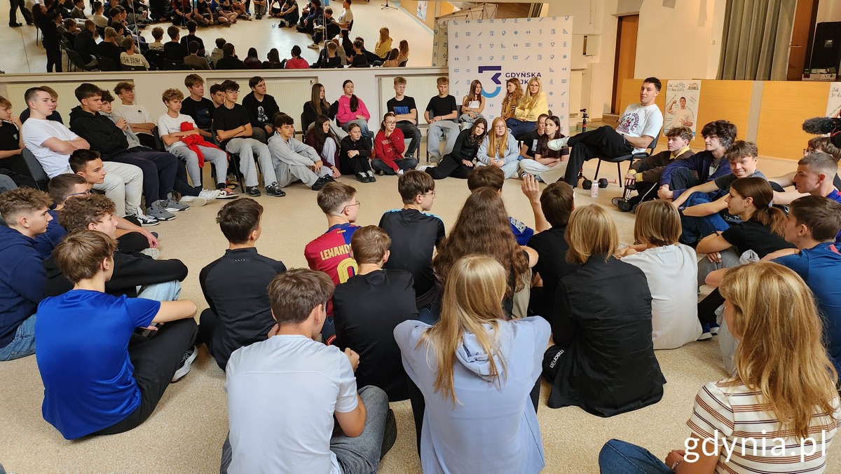 Uczniowie z AJ'em w sali gimnastycznej w III LO