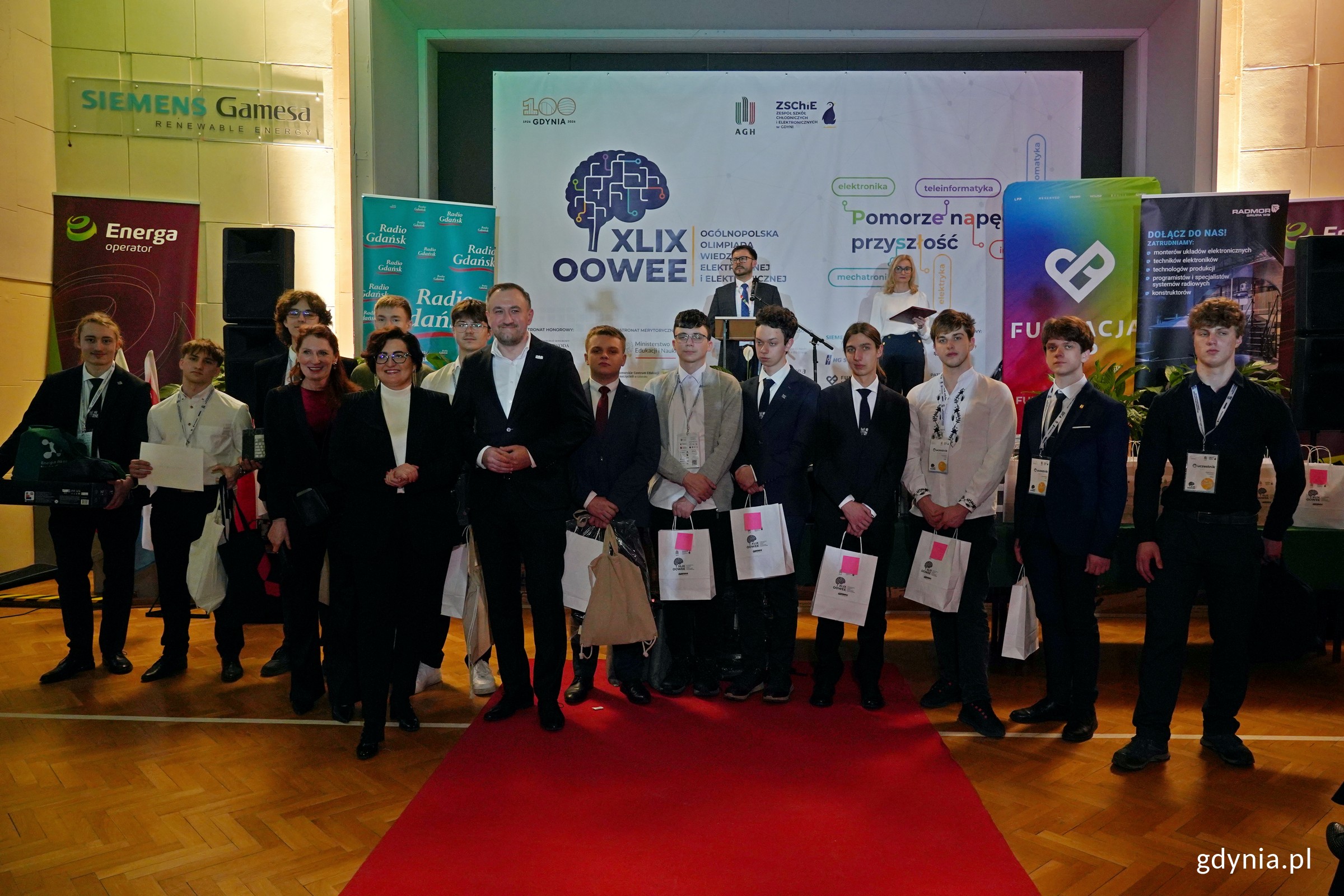 Finaliści oraz laureaci Og&oacute;lnopolskiej Olimpiady Wiedzy Elektrycznej i Elektronicznej w kategorii &bdquo;Elektryka&rdquo; wraz z wiceprezydentem Gdyni Tomaszem Augustyniakiem oraz Karoliną Lipińską ze sp&oacute;łki Energa Operator (fot. Magdalena Czernek) 