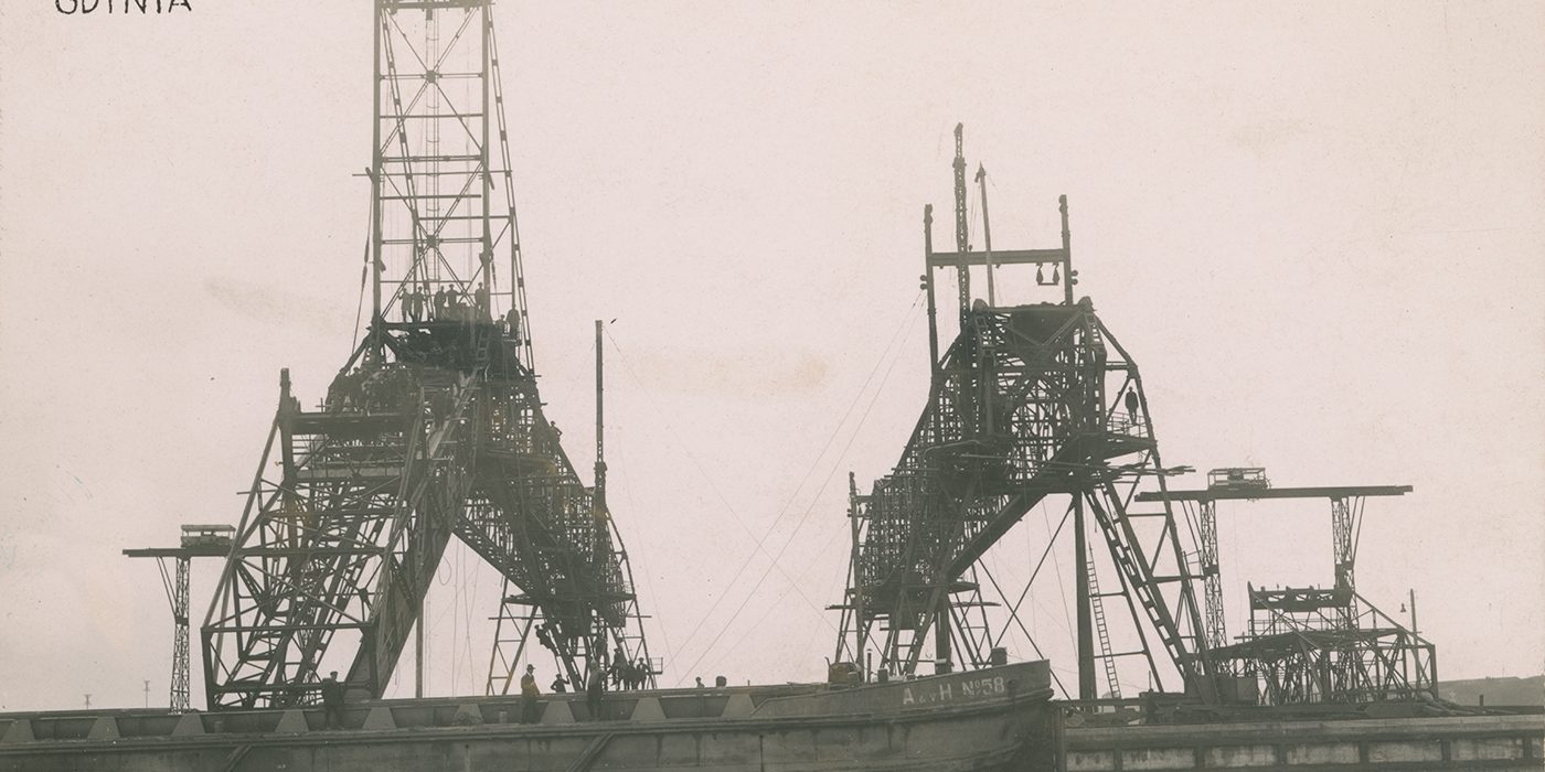 Fot. Roman Morawski, &bdquo;Montaż pierwszych dźwig&oacute;w na nabrzeżu Szwedzkim&rdquo;