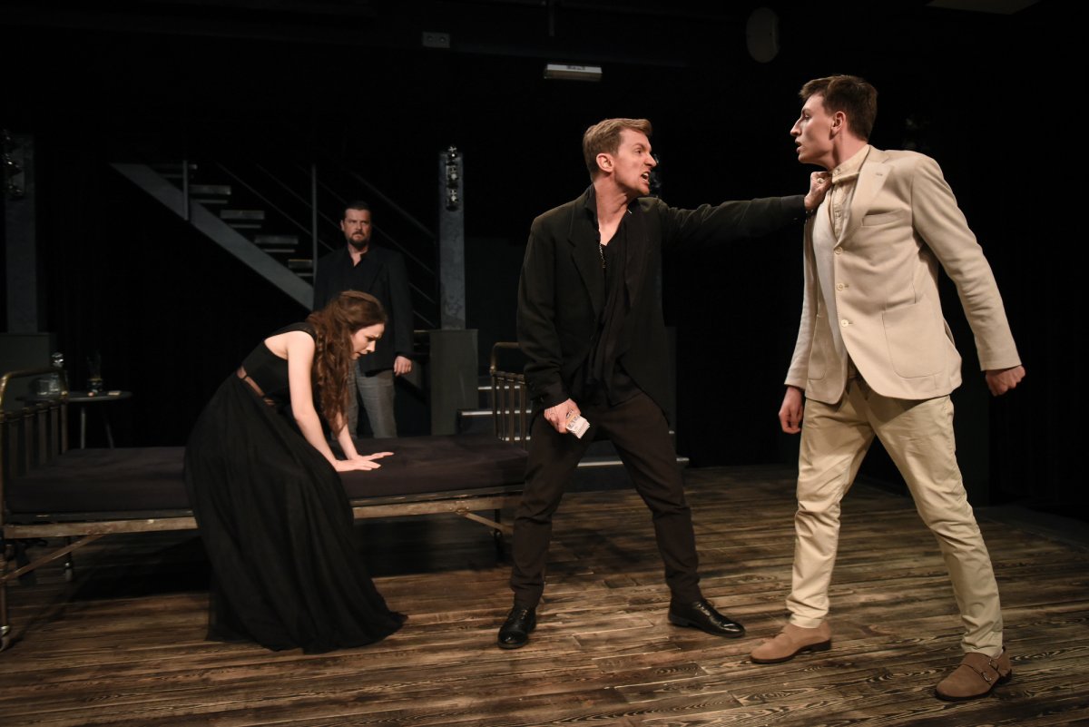 Zdjęcie z pr&oacute;by spektaklu &bdquo;Nastazja wychodzi za mąż&rdquo;. Scena zbiorowa // fot. Roman Jocher