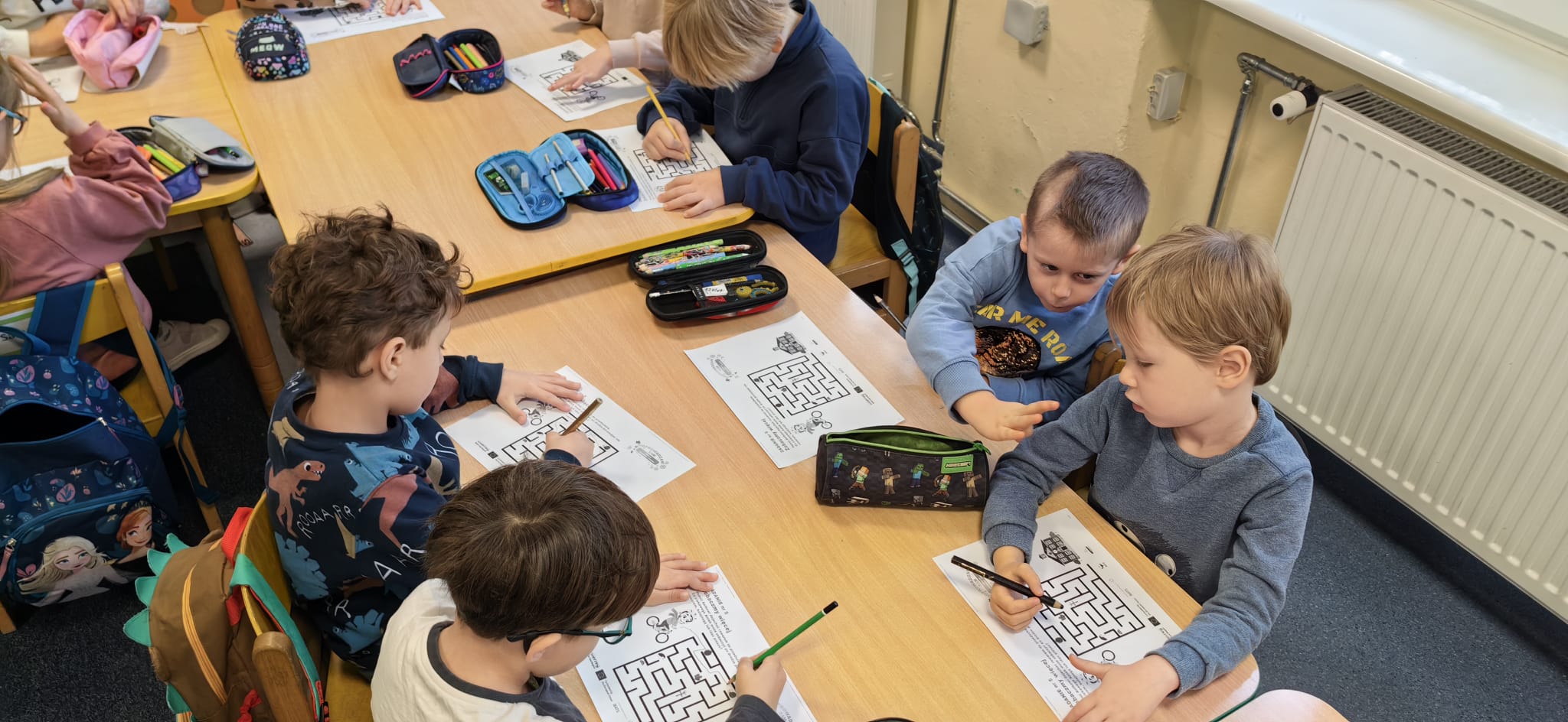 Dzieci wypelniające zeszyt ćwiczeń - z Odziałuł Przedszkolny SP 34 z oddzialam integracyjnymi im. Leonida Teligi w Gdyni // mat. SP 34 