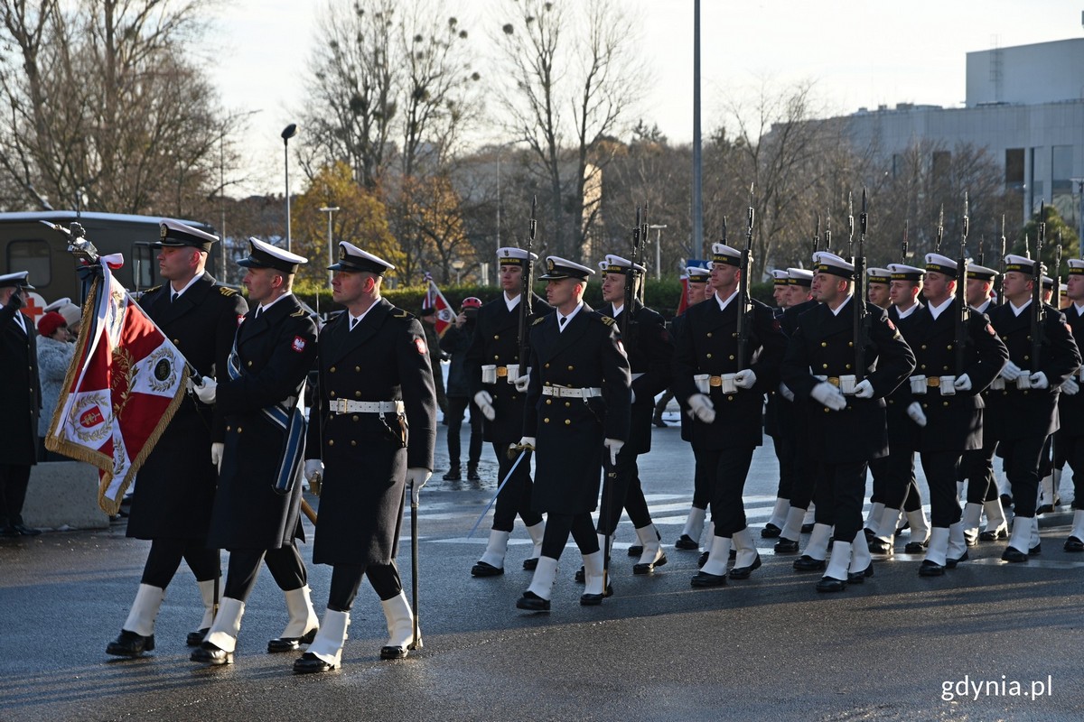 Defilada podczas uroczystości z okazji 105. rocznicy utworzenia Marynarki Wojennej 