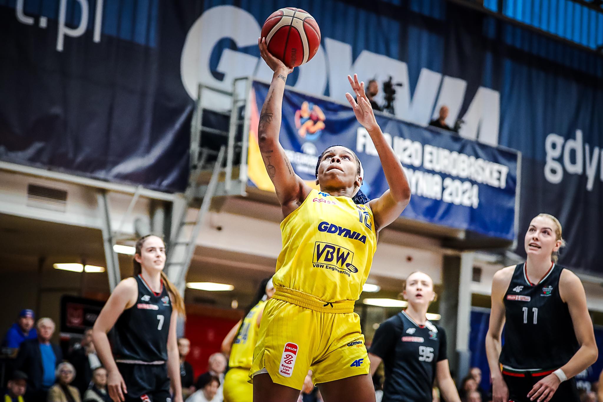 zawodniczka podczas rzutu