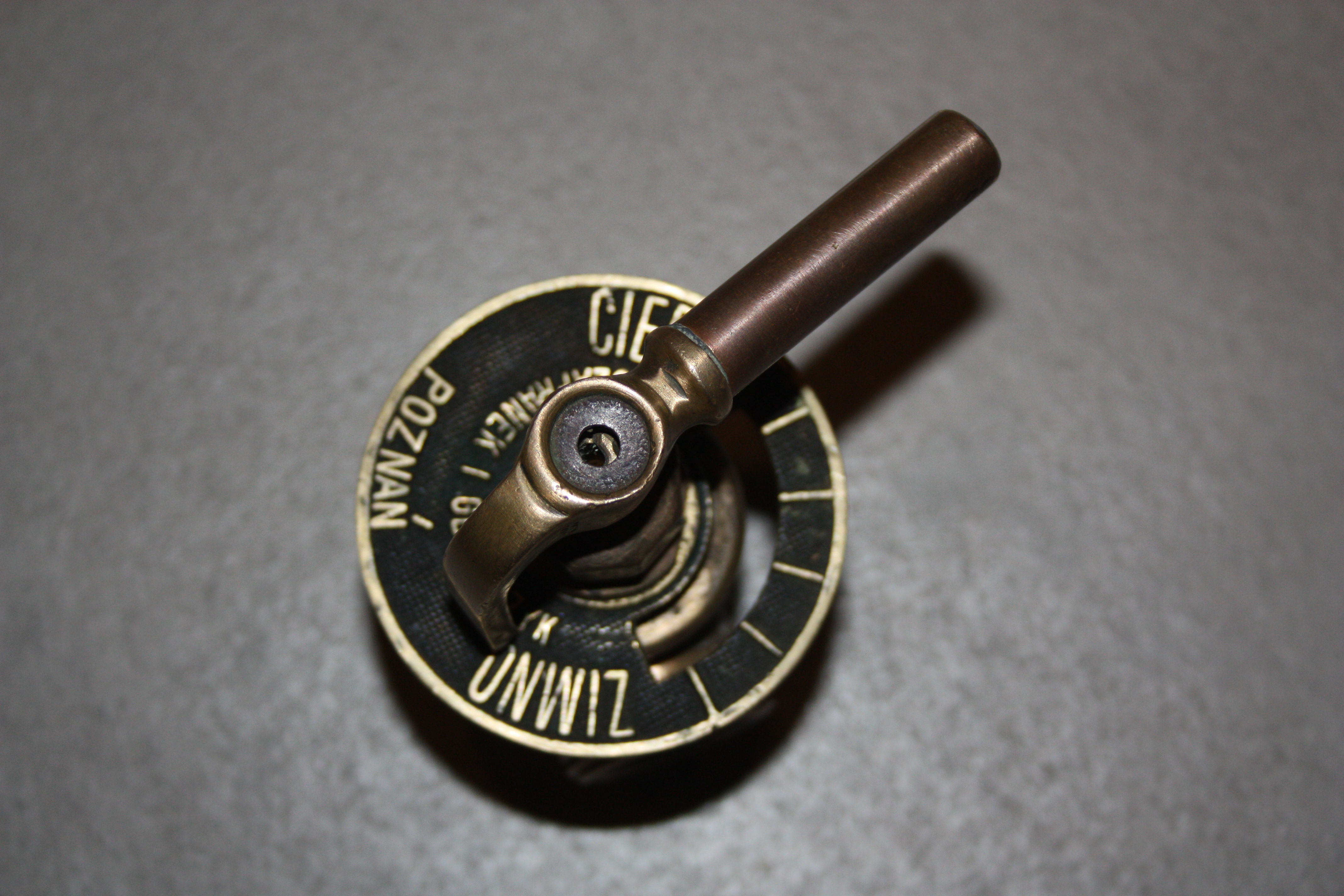 Zaw&oacute;r grzejnikowy z budynku przy ul. Waszyngtona 38 po renowacji 