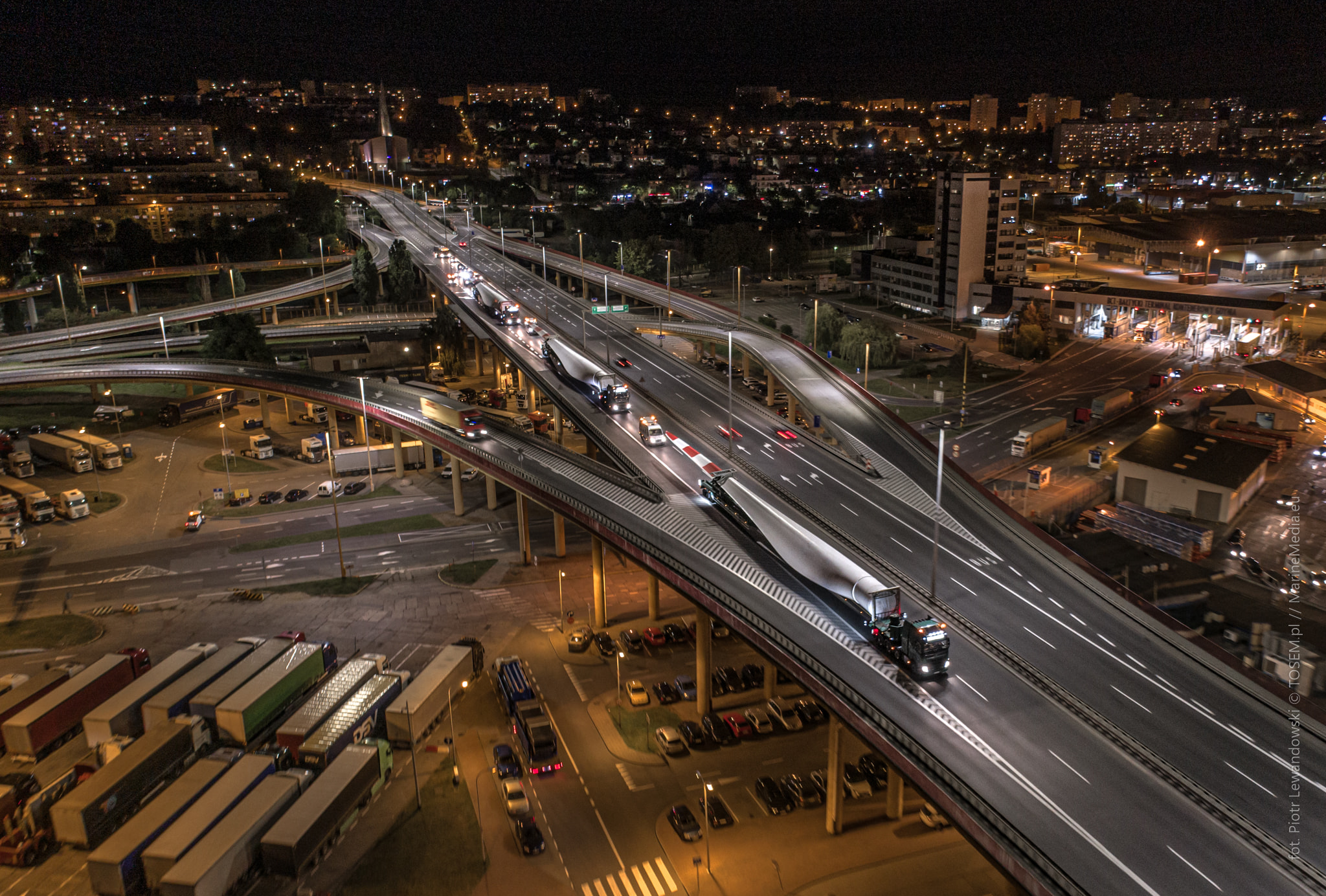 Utrzymywana przez gdyński samorząd estakada Kwiatkowskiego boryka się z przeciążeniami. To tędy, ze względu na brak innej drogi dostępowej do portowych terminali, kieruje się ciężki tranzyt, fot. Piotr Lewandowski / Marine Media / z naszej facebookowej grupy &bdquo;Gdynia w obiektywie&rdquo; (sierpień 2020)