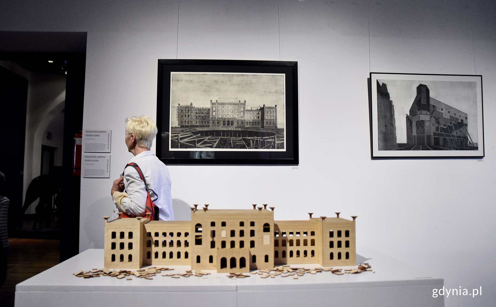 Praca &bdquo;Expired Futures&rdquo; Viniciusa Sordi Libardoniego, fot. Kamil Złoch