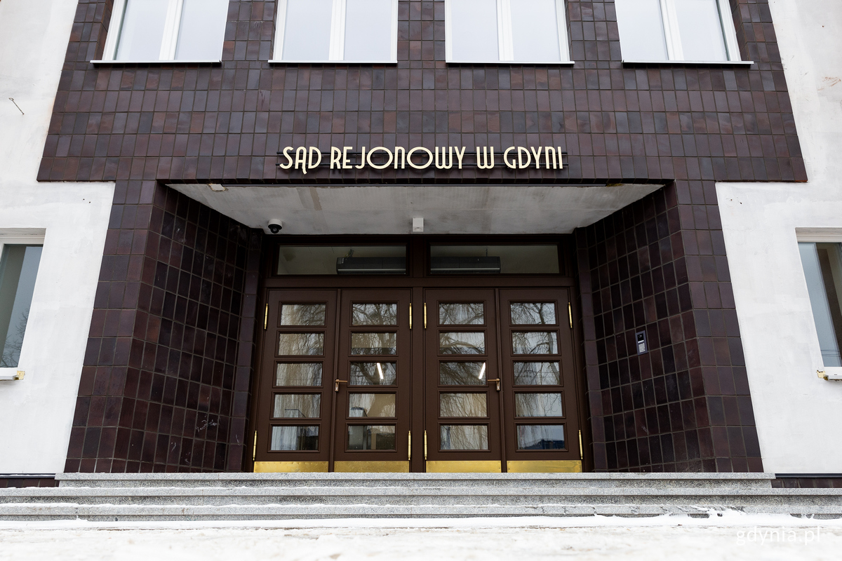 Wejście do budynku z napisem Sąd Rejonowy w Gdyni.