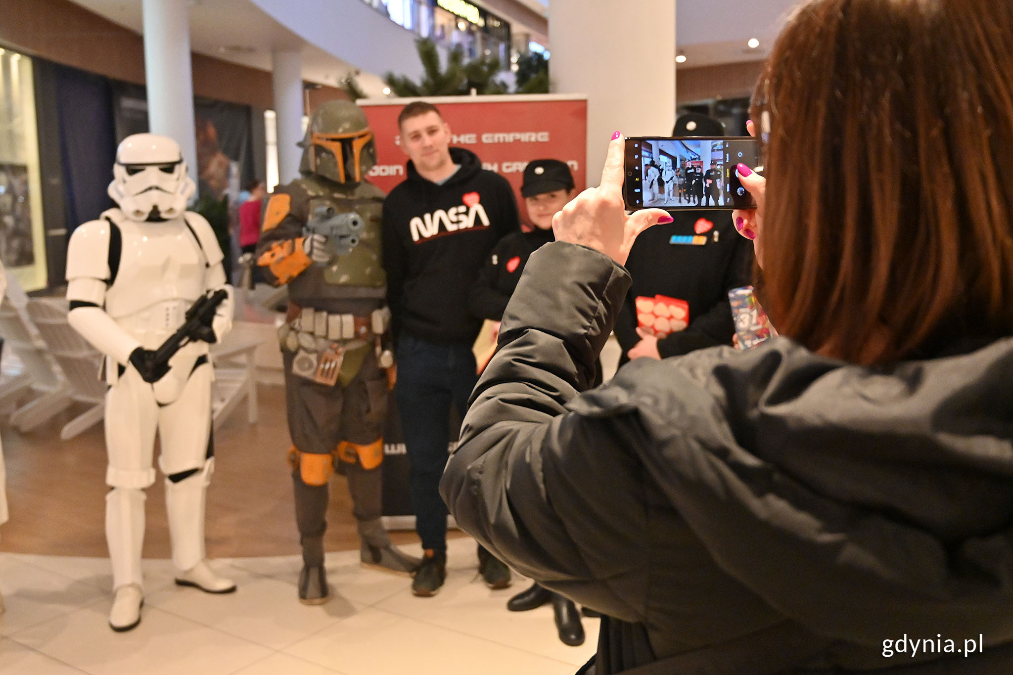 Specjalne kostiumy z daleka przyciągały ludzi, kt&oacute;rzy w sobotę pojawili się w Centrum Riviera, fot. Michał Puszczewicz