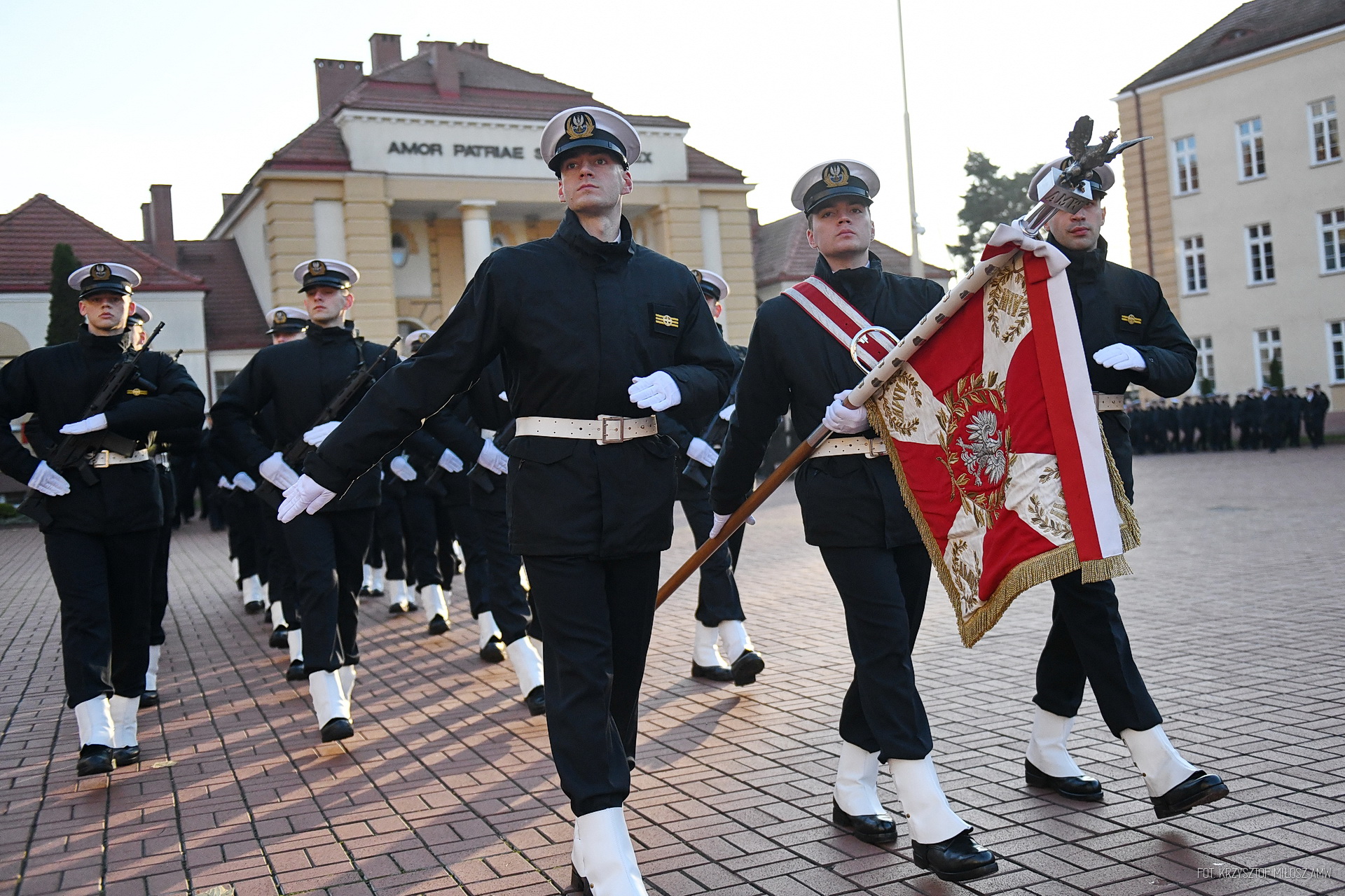 Defilada pododdział&oacute;w podczas uroczystego apelu z okazji Narodowego Święta Niepodległości w Akademii Marynarki Wojennej w Gdyni. Fot. Krzysztof Miłosz / AMW