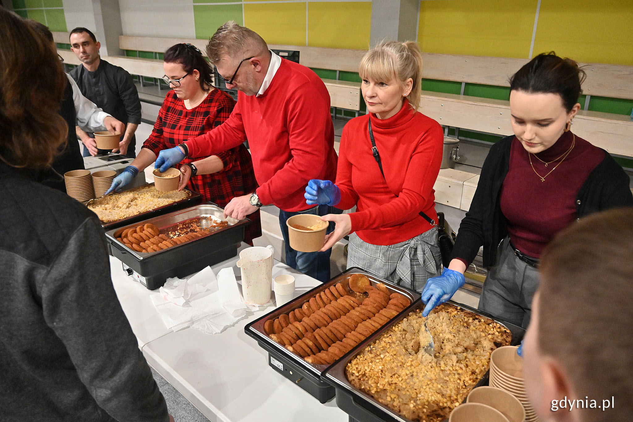 wydawanie posiłk&oacute;w. Fot. Michał Puszczewicz