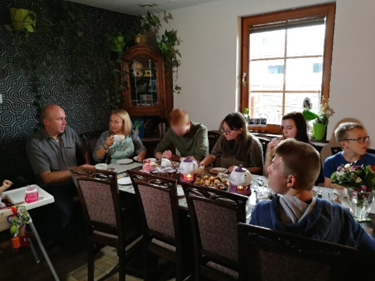 dzieci siedzą przy stole