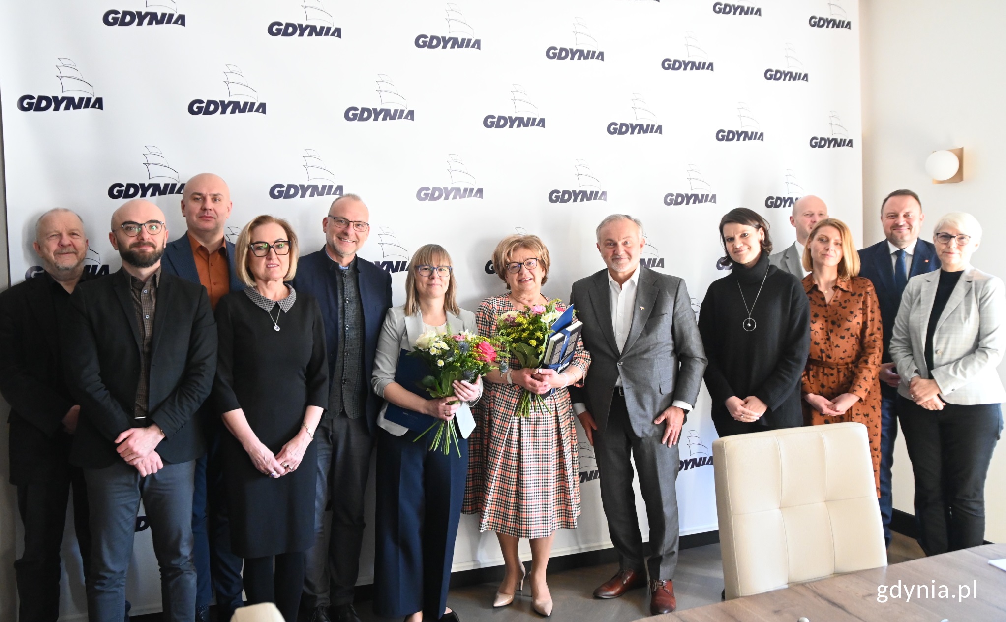 Joanna Wasilewska (z kwiatami po lewej) i Anna Łepik (z kwiatami po prawej) wraz z prezydentem Wojciechem Szczurkiem i członkami prezydenckiego kolegium / fot. D. Kowalski