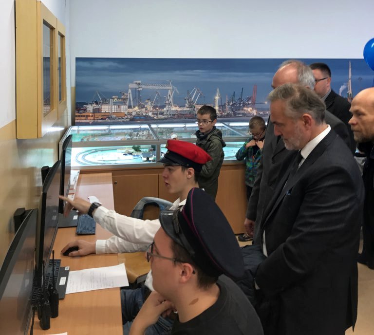 Prezydent Gdyni, Wojciech Szczurek obserwuje uczni&oacute;w korzystających z nowego symulatora kolejowego