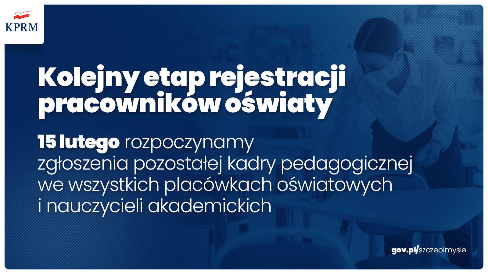 Granatowa grafika z białym napisem: Kolejny etap rejestracji pracownik&oacute;w oświaty. 15 lutego rozpoczynamy zgłoszenia pozostałej kadry pedagogicznej we wszystkich plac&oacute;wkach oświatowych i nauczycieli akademickich. // fot. Twitter KPRM 