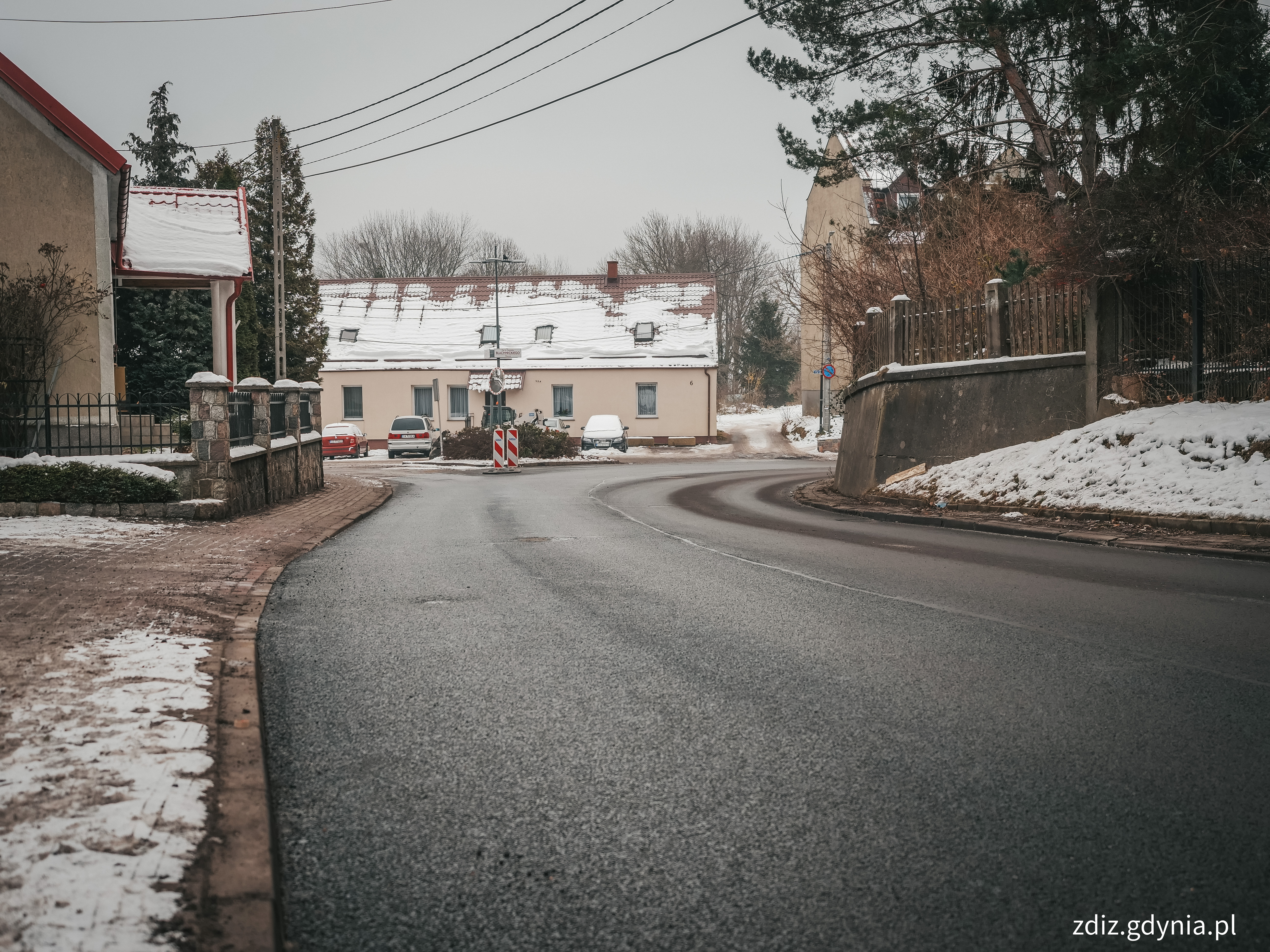nowa nawierzchnia, widoczna ulica z nową nawierzchnią, w tle znak