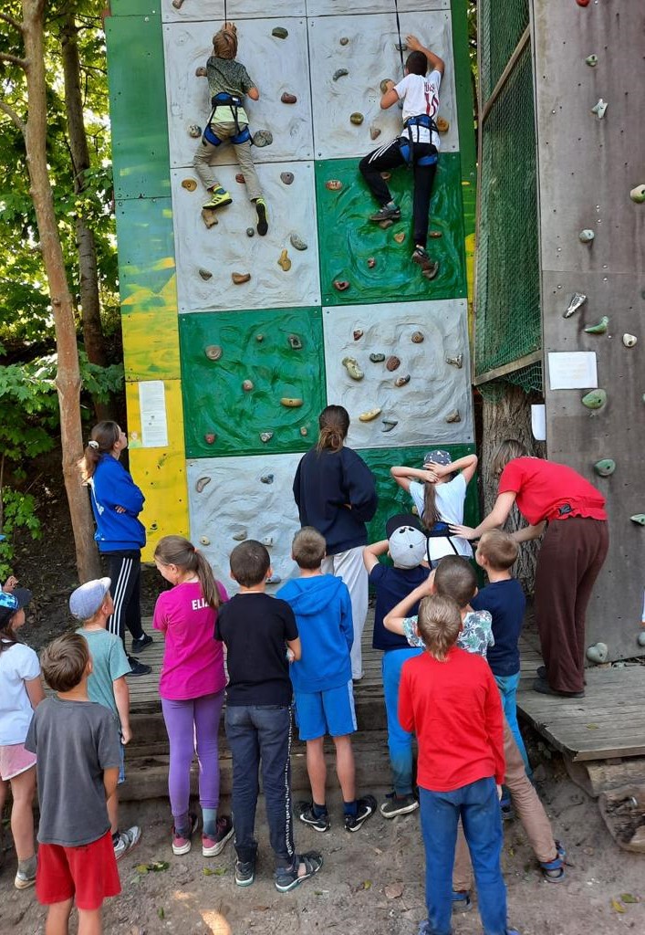 Grupa dzieci przy ściance wspinaczkowej 
