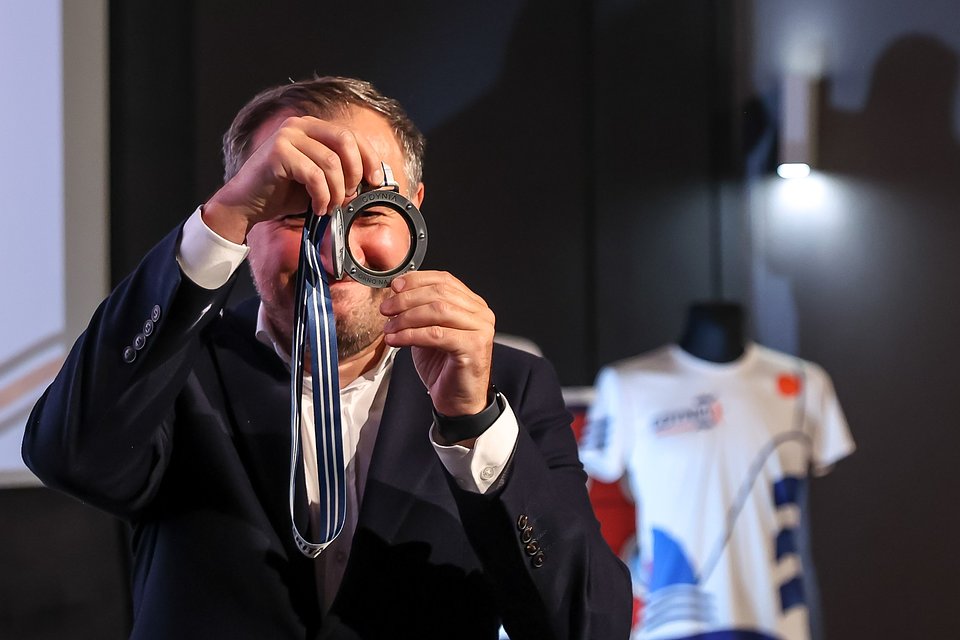 Tomasz Augustyniak - wiceprezydent Gdyni z medalem Gdynia P&oacute;łmaratonu (fot.Karolina Misztal)