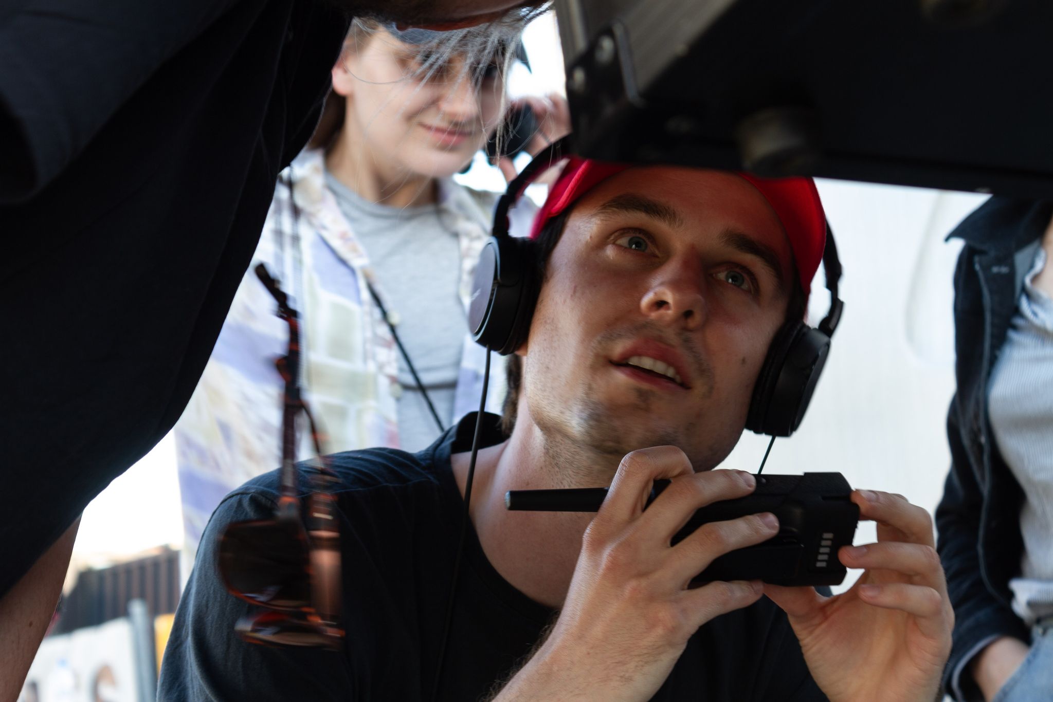 Piotr Pluta podczas pracy na planie, fot. mat. promocyjne zbi&oacute;rki