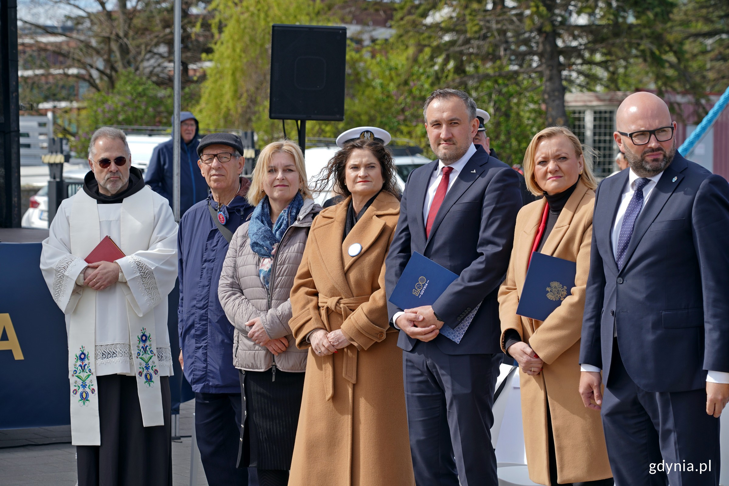 Od prawej: wiceprezydent Wejherowa Arkadiusz Kraszkiewicz, wicewojewoda pomorska Anna Olkowska-Jacyno, wiceprezydent Gdyni Tomasz Augustyniak, posłanka Dorota Arciszewska-Mielewczyk i radna Gdyni Beata Zastawna podczas uroczystości z okazji 90-lecia zaślubin bractw kurkowych z morzem (fot. Magdalena Czernek)