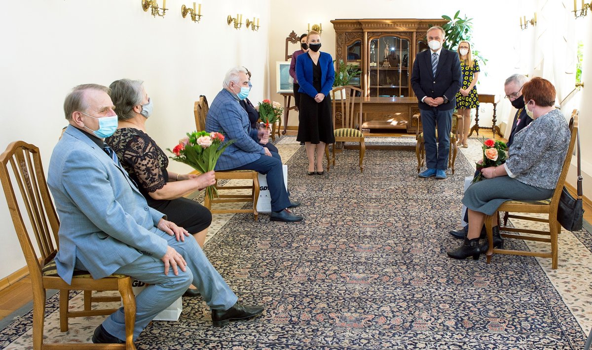 Na zdj. prezydent Wojciech Szczurek i pary, kt&oacute;re otrzymały Medale za Długoletnie Pożycie Małżeńskie 3 marca 2021 roku, fot. Marek Grabarz